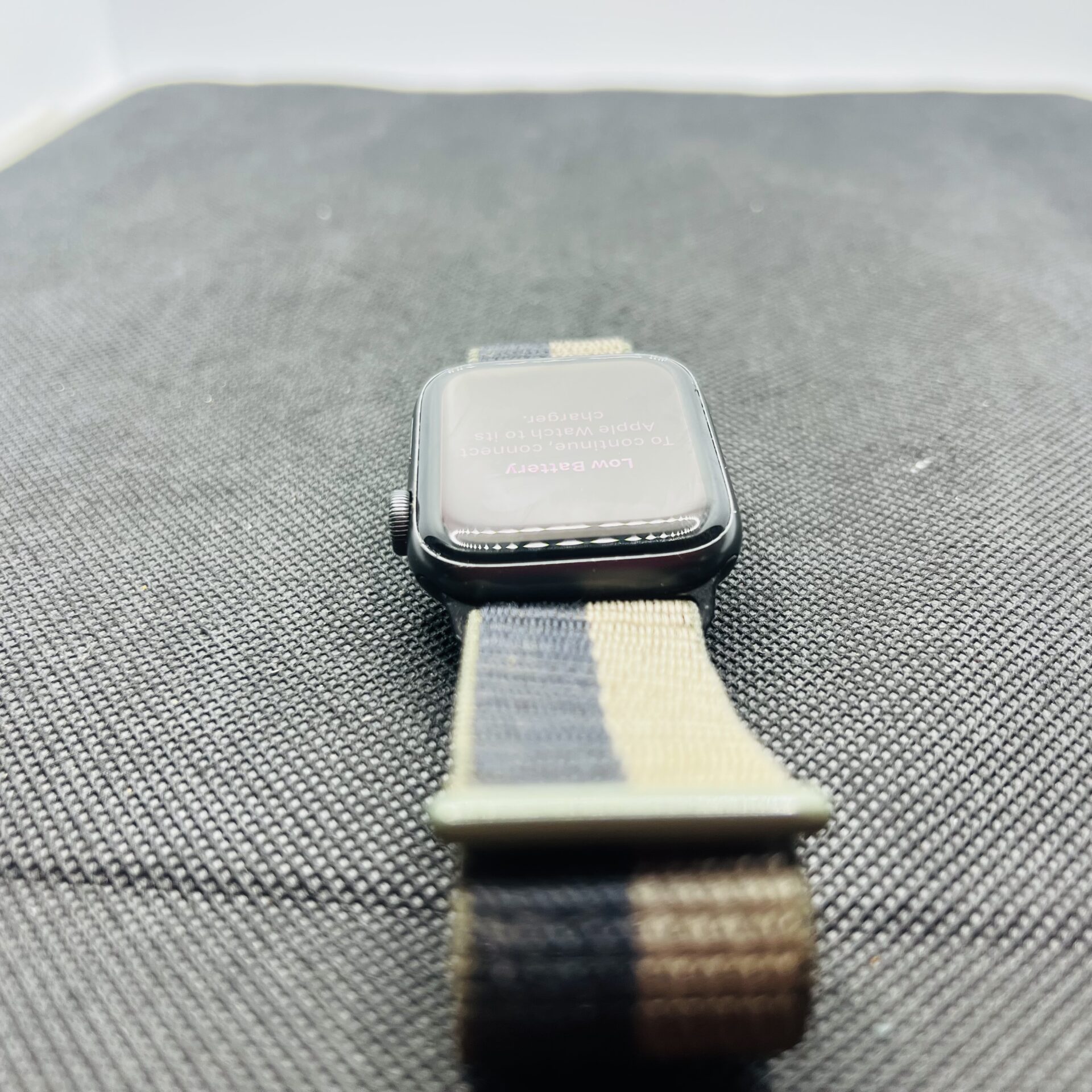 SALE: Apple Watch SE 1st Gen 44mm GPS Only Space Gray (Condition: Good) - With Black/Green Straps - Image 4
