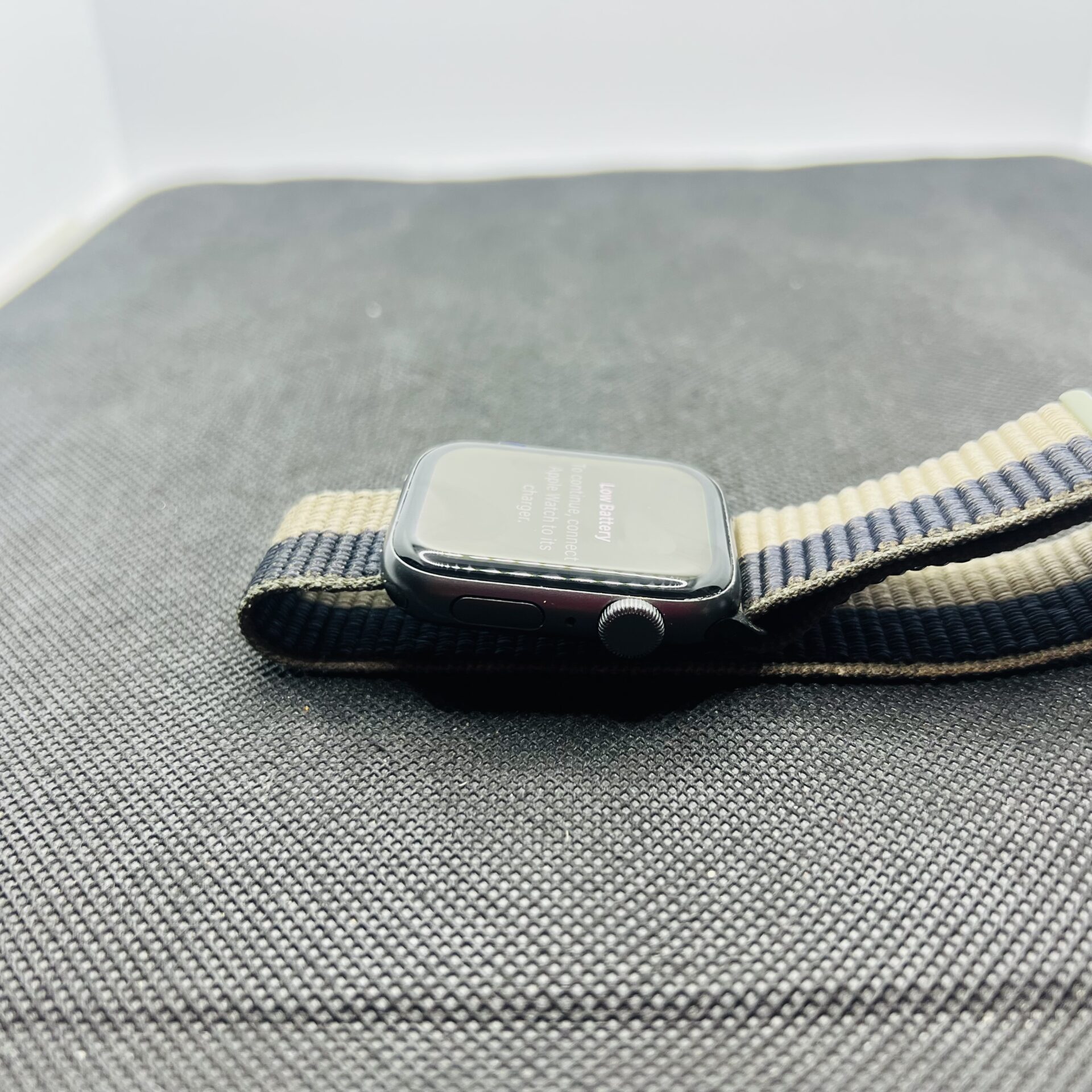 SALE: Apple Watch SE 1st Gen 44mm GPS Only Space Gray (Condition: Good) - With Black/Green Straps - Image 5