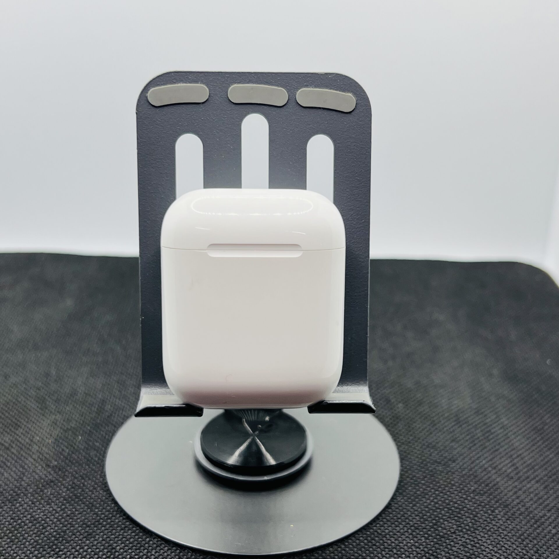 Apple AirPods 1st Gen White – (Grade B) - Image 3
