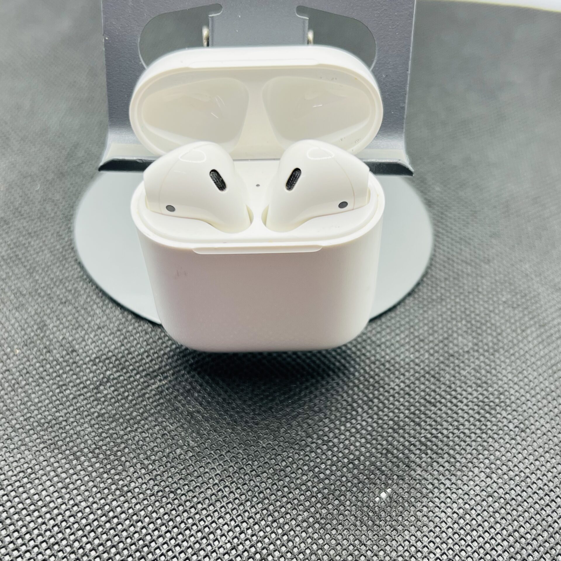Apple AirPods 1st Gen White – (Grade B) - Image 5