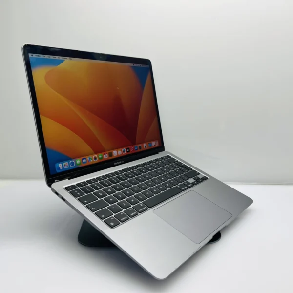 Apple MacBook Air “M1” 13-Inch 8CPU/7 GPU (2020) 8GB RAM 256GB SSD