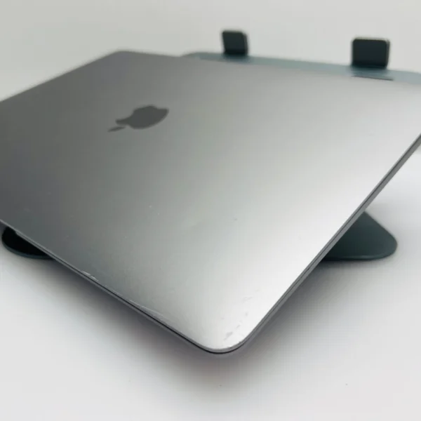 Apple MacBook Air “M1” 13-Inch 8CPU/7 GPU (2020) 8GB RAM 256GB SSD