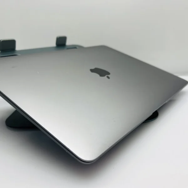 Apple MacBook Air “M1” 13-Inch 8CPU/7 GPU (2020) 8GB RAM 256GB SSD