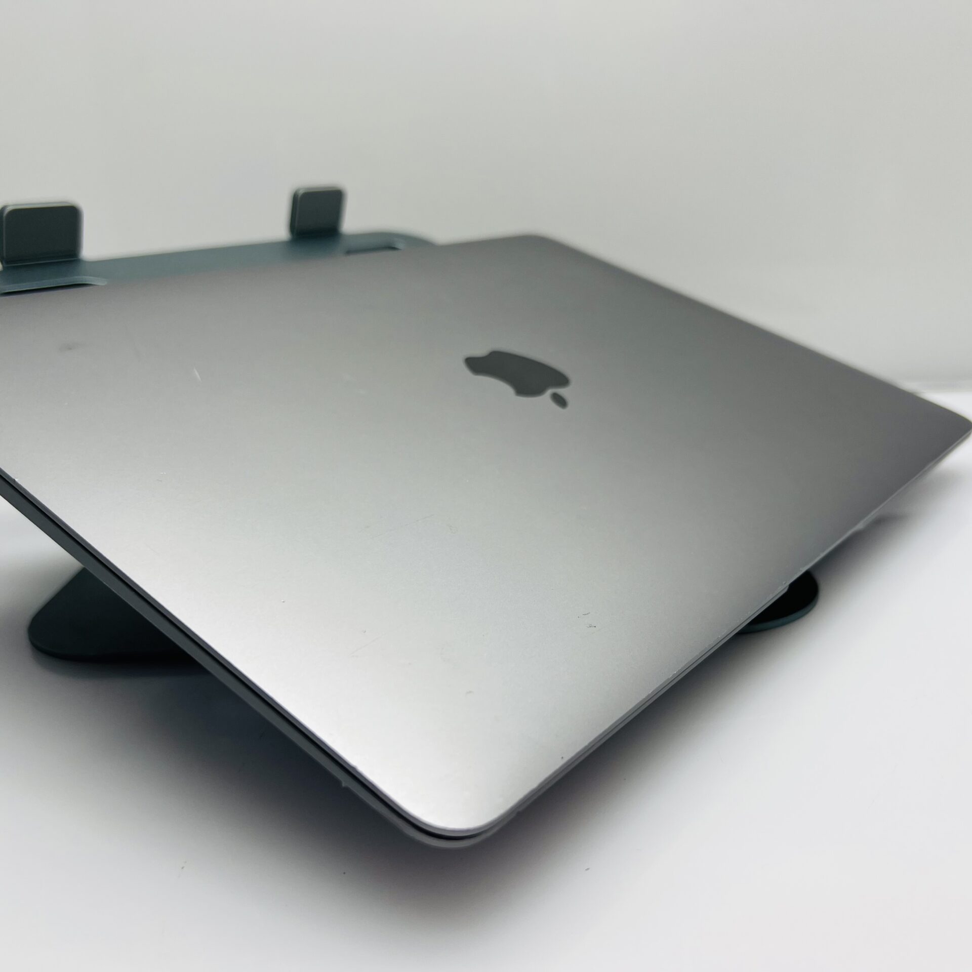 Apple MacBook Air “M1” 13-Inch 8CPU/7 GPU (2020) 8GB RAM 256GB SSD