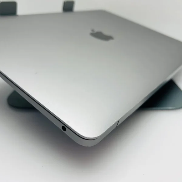 オフホワイトMacBook Air/M1/13インチ/8GB/256GB Apple MacBook Air “M1” 13-Inch 8CPU/7 GPU (2020) 8GB RAM 256GB SSD