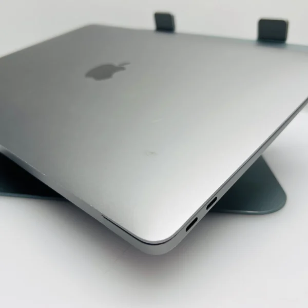 Apple MacBook Air “M1” 13-Inch 8CPU/7 GPU (2020) 8GB RAM 256GB SSD