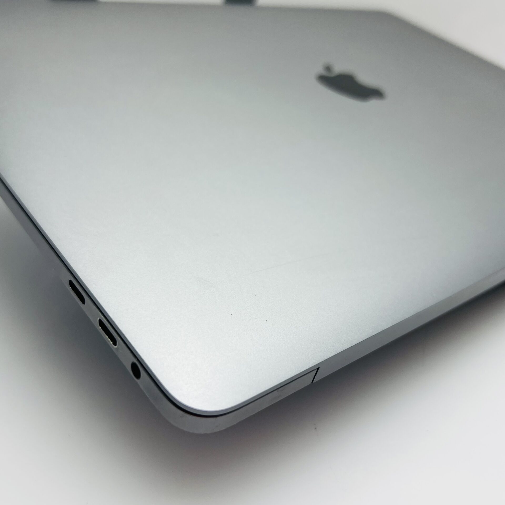 Macbook Pro 15-inch “Core i5″ 2.6GHz (Late 2016) 16GB RAM 256GB