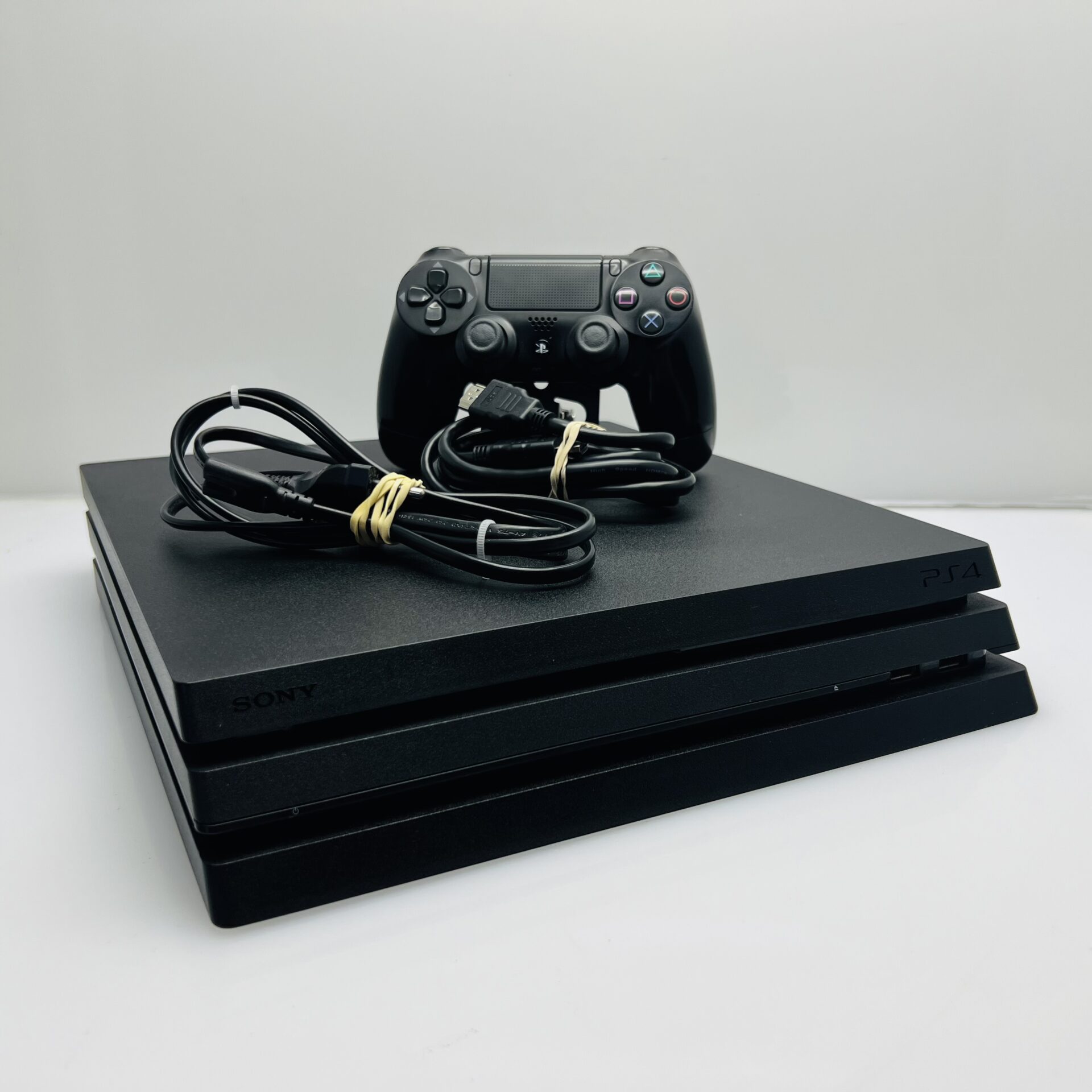 PlayStation 4 Pro Black 1TB + HDMI Cable + Power Cable + 1