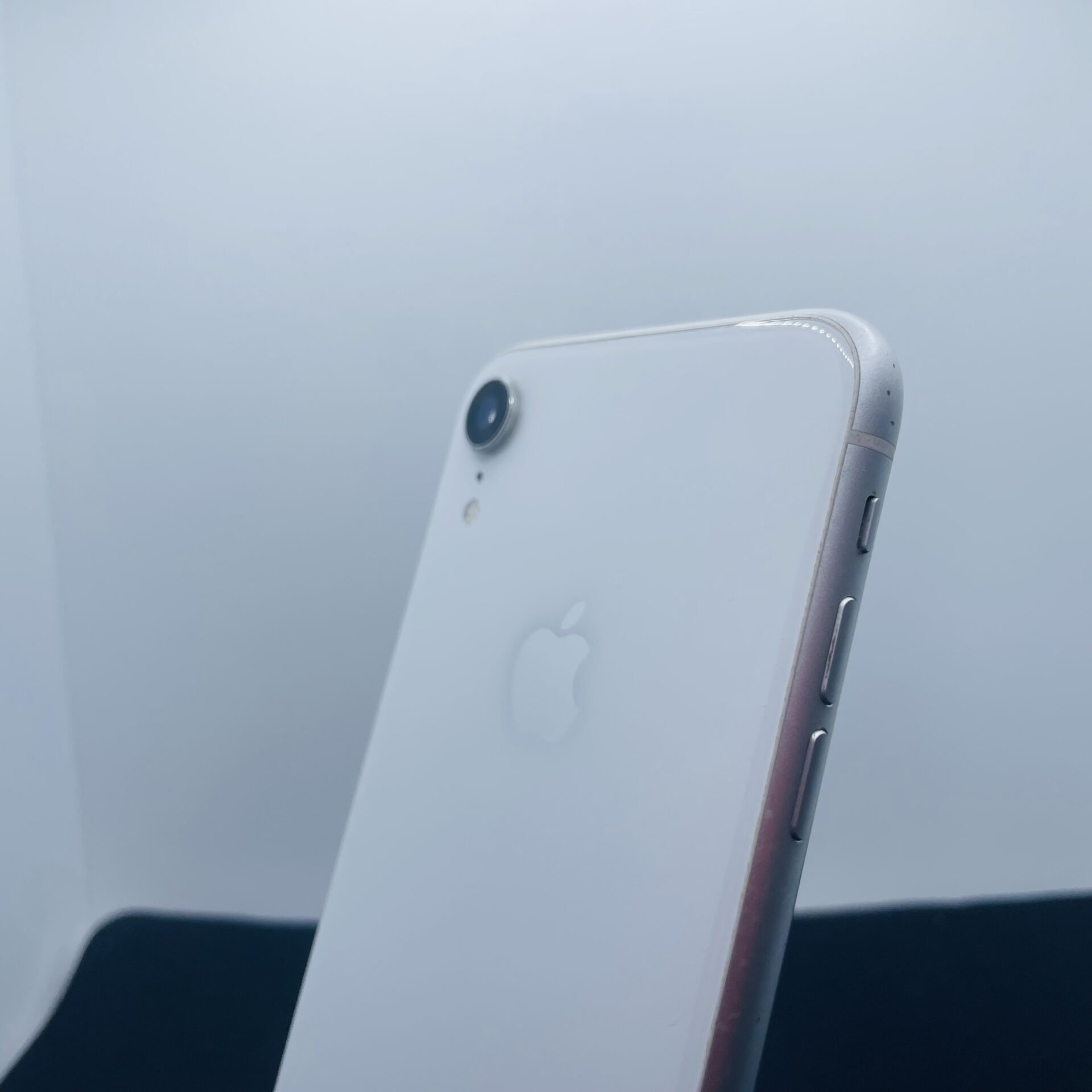 Apple iPhone XR 128GB White (Grade B) - Minor Bright Spots | Epic
