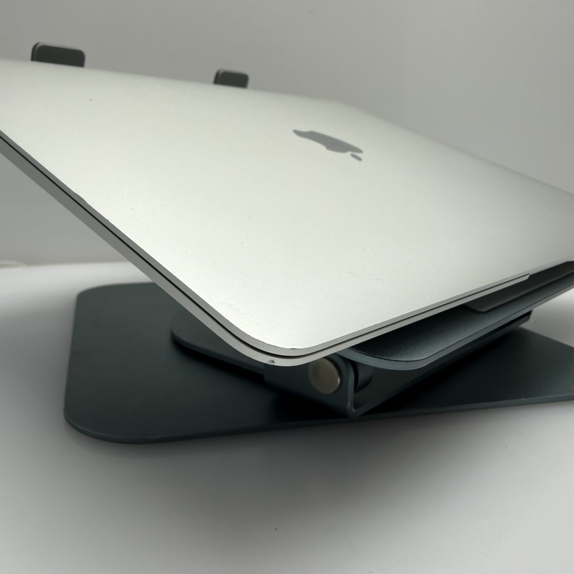 Apple MacBook Air “M1” 13-Inch 8CPU/7GPU (2020) 8GB RAM 256GB