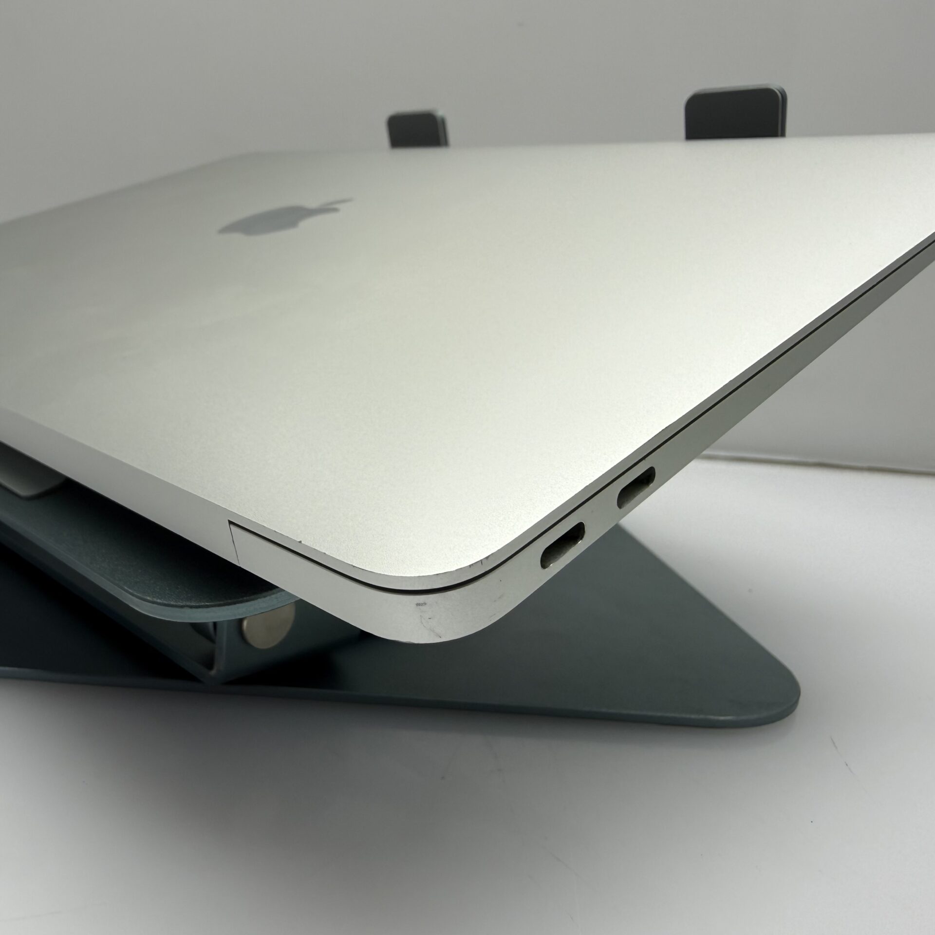 MacBook Air M1 8GB/256GB シルバー Apple MacBook Air “M1” 13-Inch 8CPU/7GPU (2020) 8GB RAM 256GB