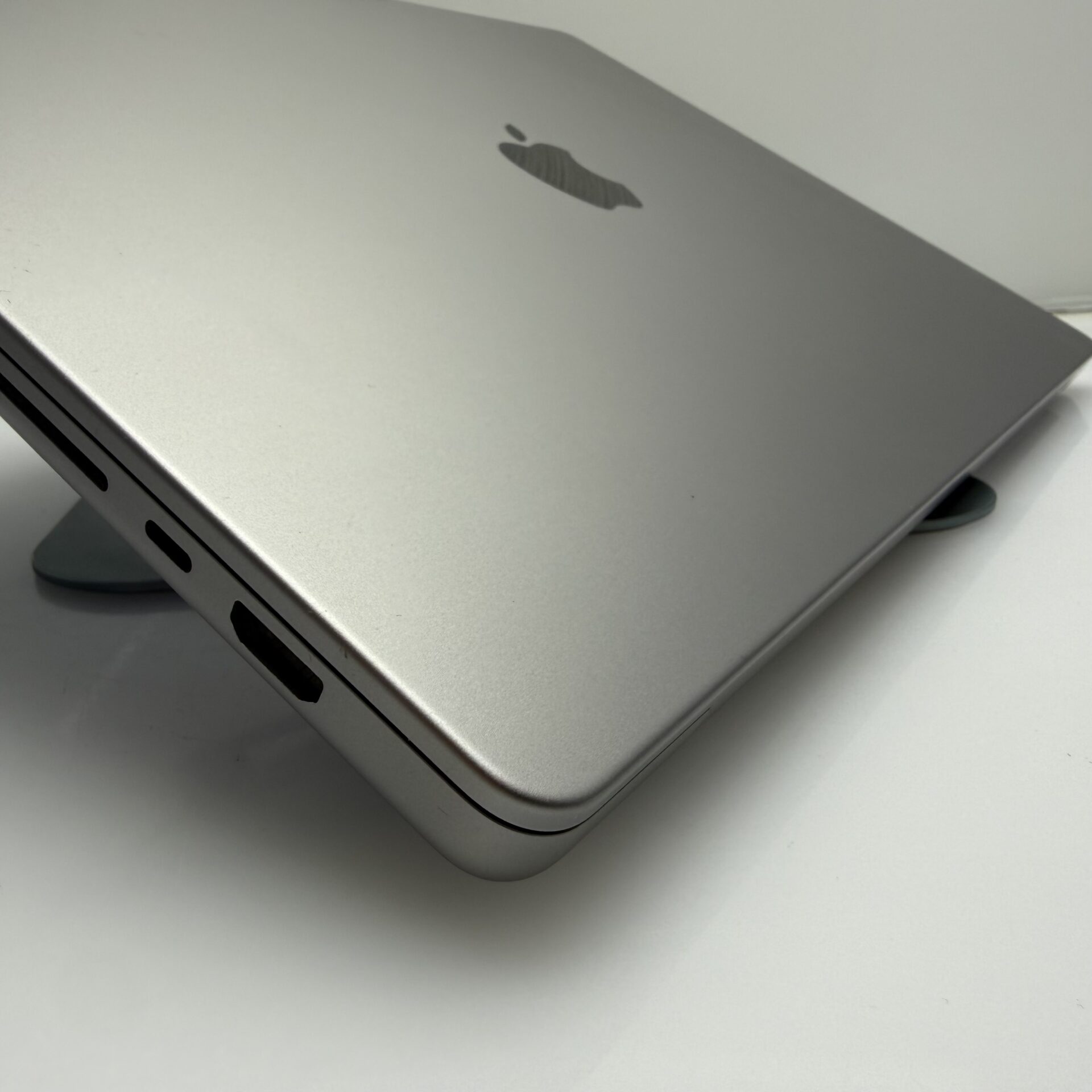 Apple Macbook Pro “M1 Pro” 16-Inch 10 CPU/16 GPU (2021) 16GB RAM