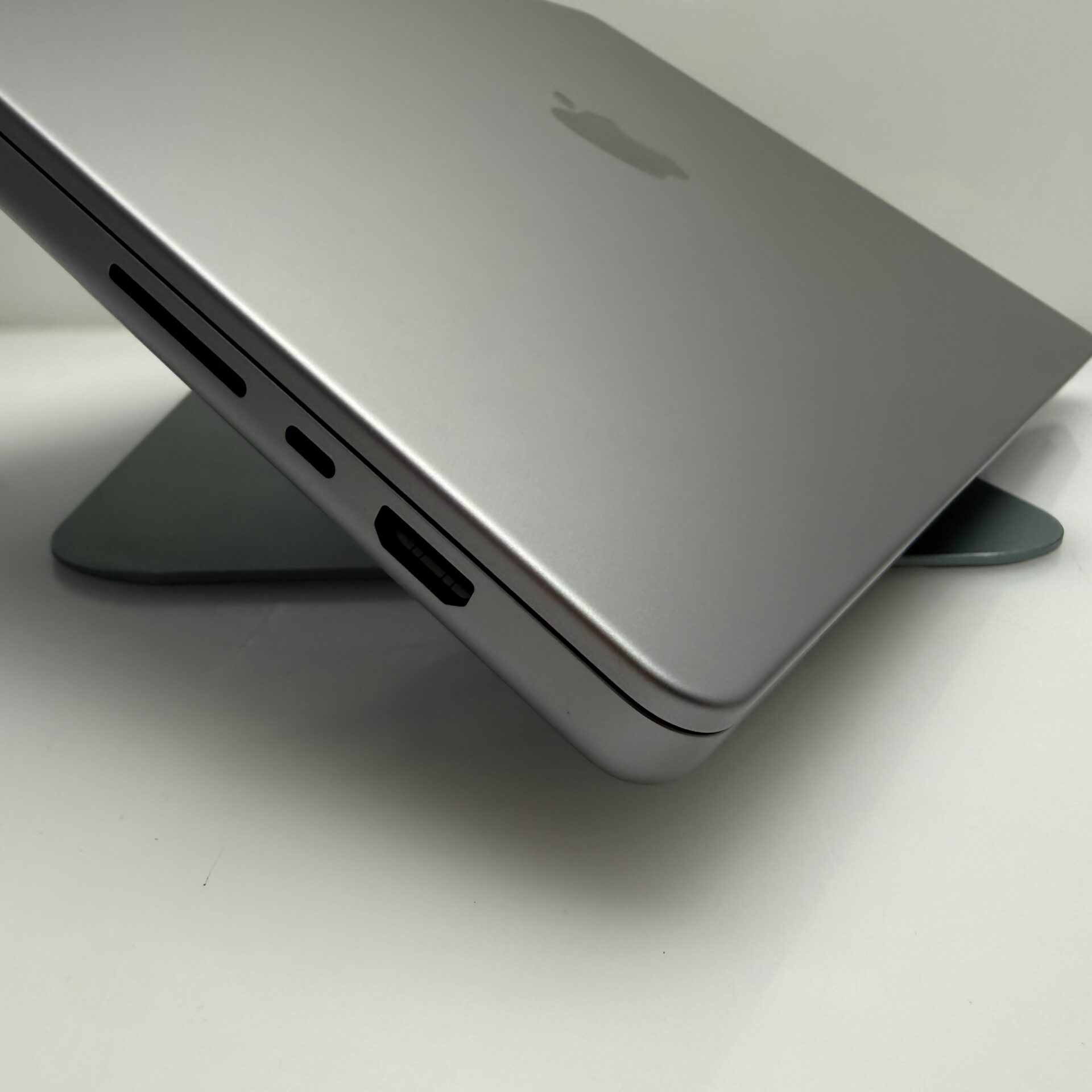 Apple Macbook Pro “M1 Pro” 16-Inch 10 CPU/16 GPU (2021) 16GB RAM