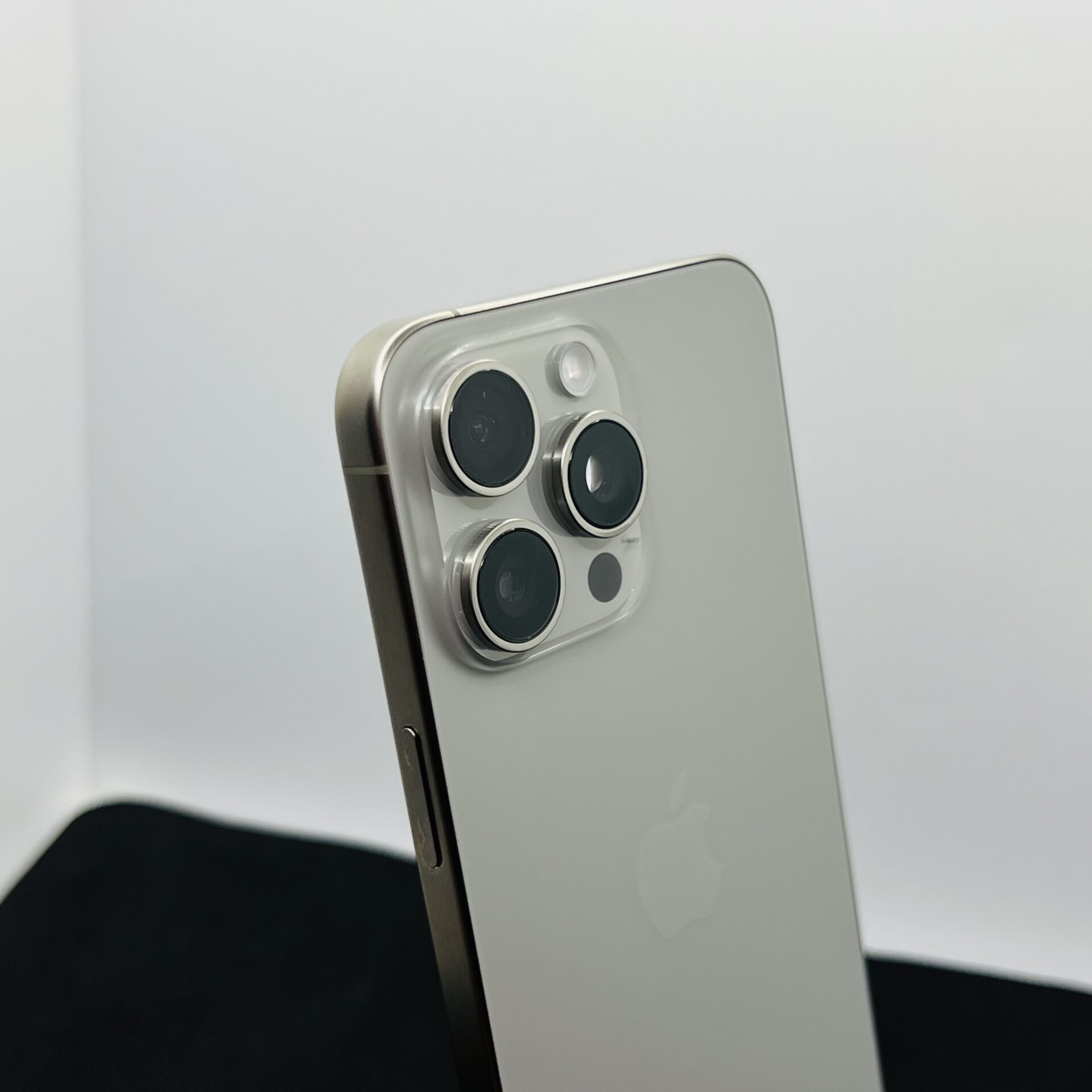 Apple iPhone 15 Pro Max 512GB Natural Titanium – (Grade A) - Image 11