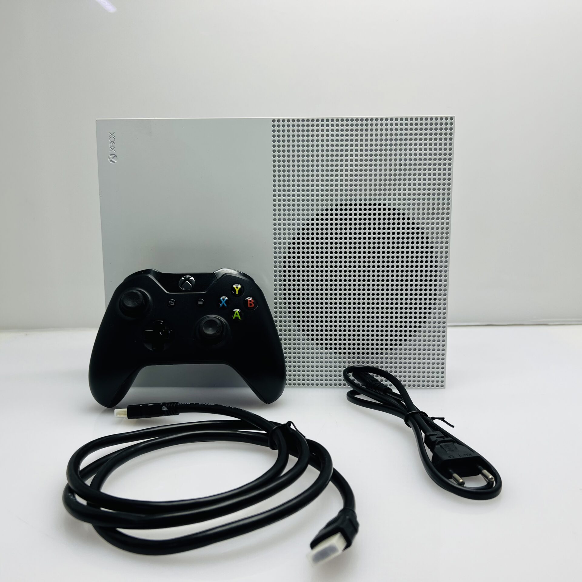 Xbox One S 1TB White + HDMI Cable + Power Cable + 2 Games + 1