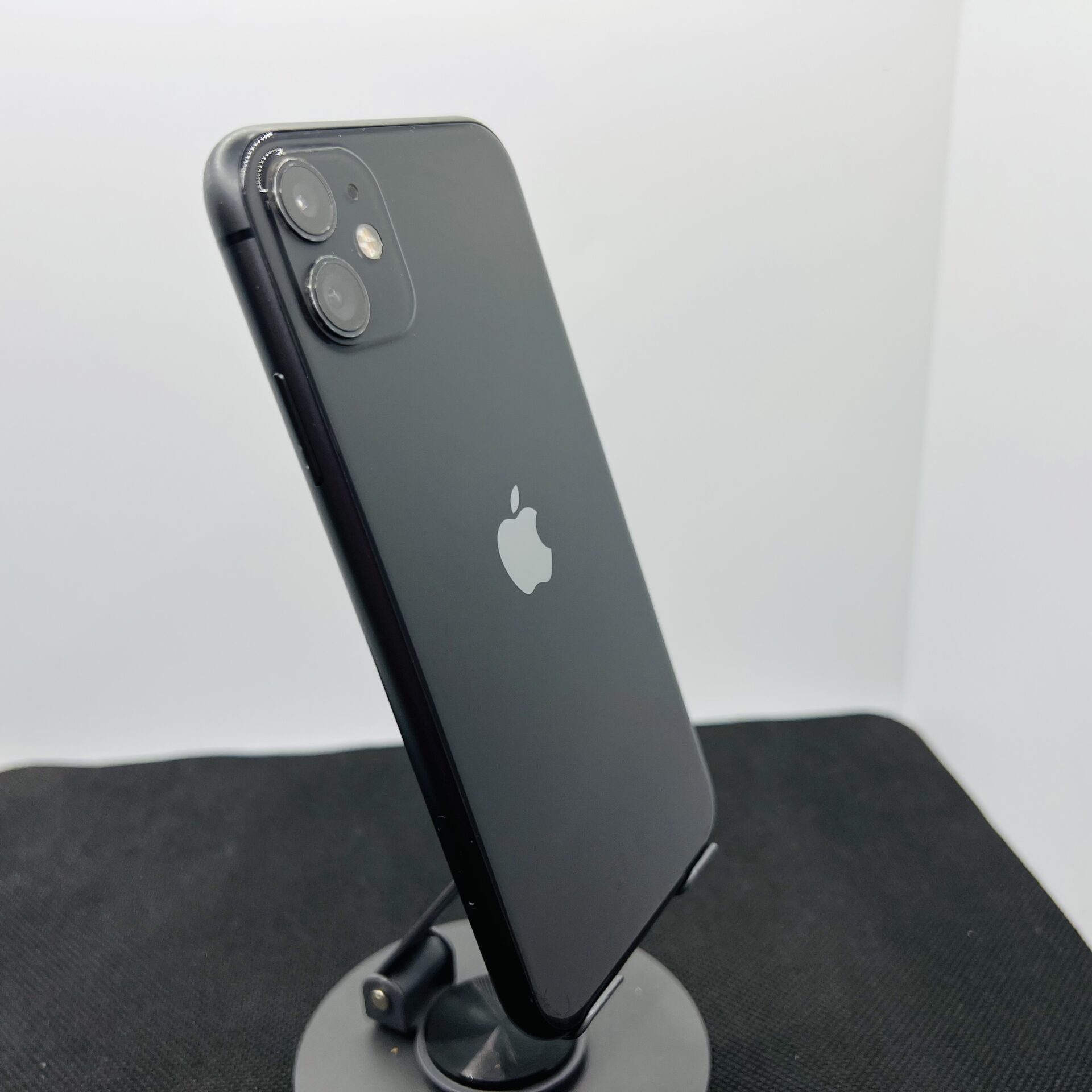 iPhone11 ブラック Apple iPhone 11 64GB Black (Grade B) – Minor Bright Spots And No