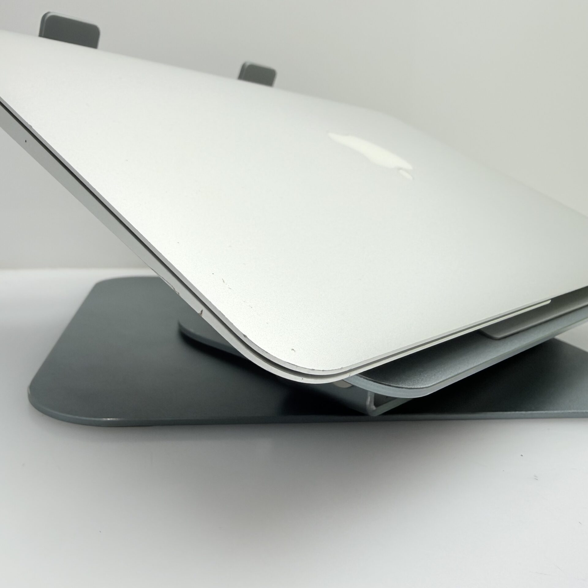 Apple MacBook Air 11-inch “Core i5” 1.60GHz (Early 2015) 4GB RAM