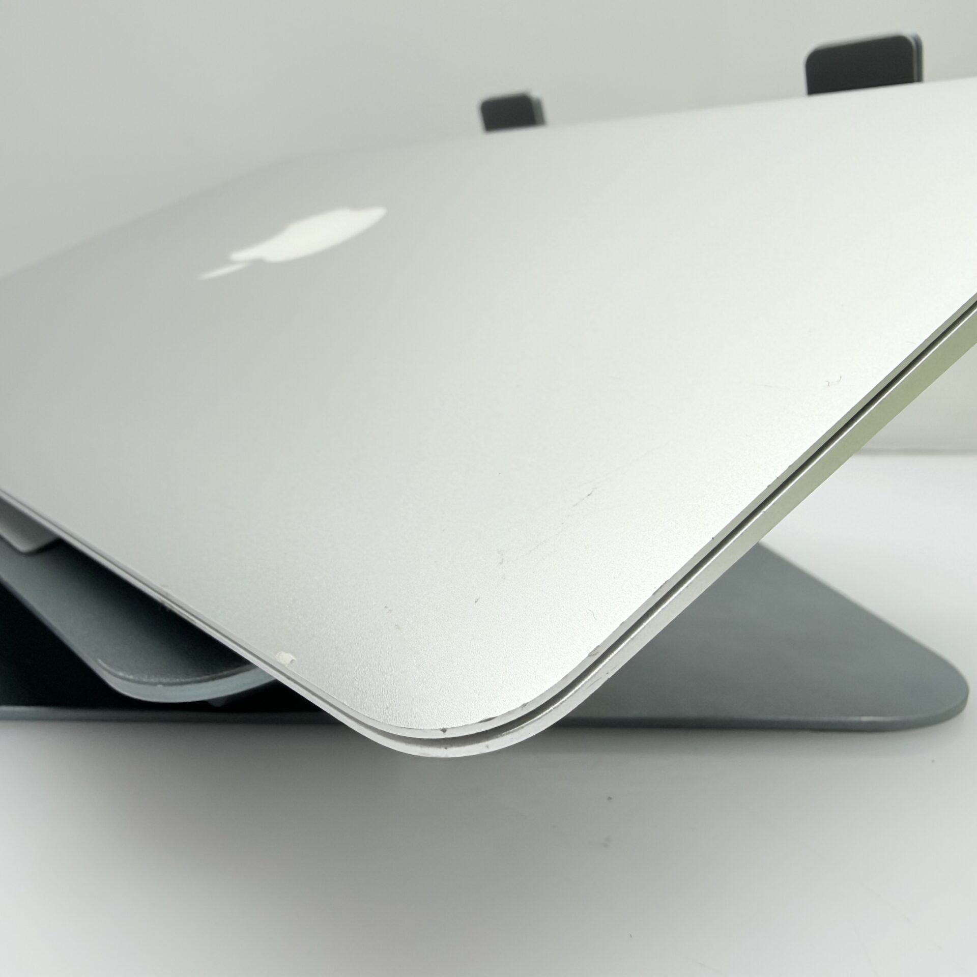 Apple MacBook Air 11-inch “Core i5” 1.60GHz (Early 2015) 4GB RAM