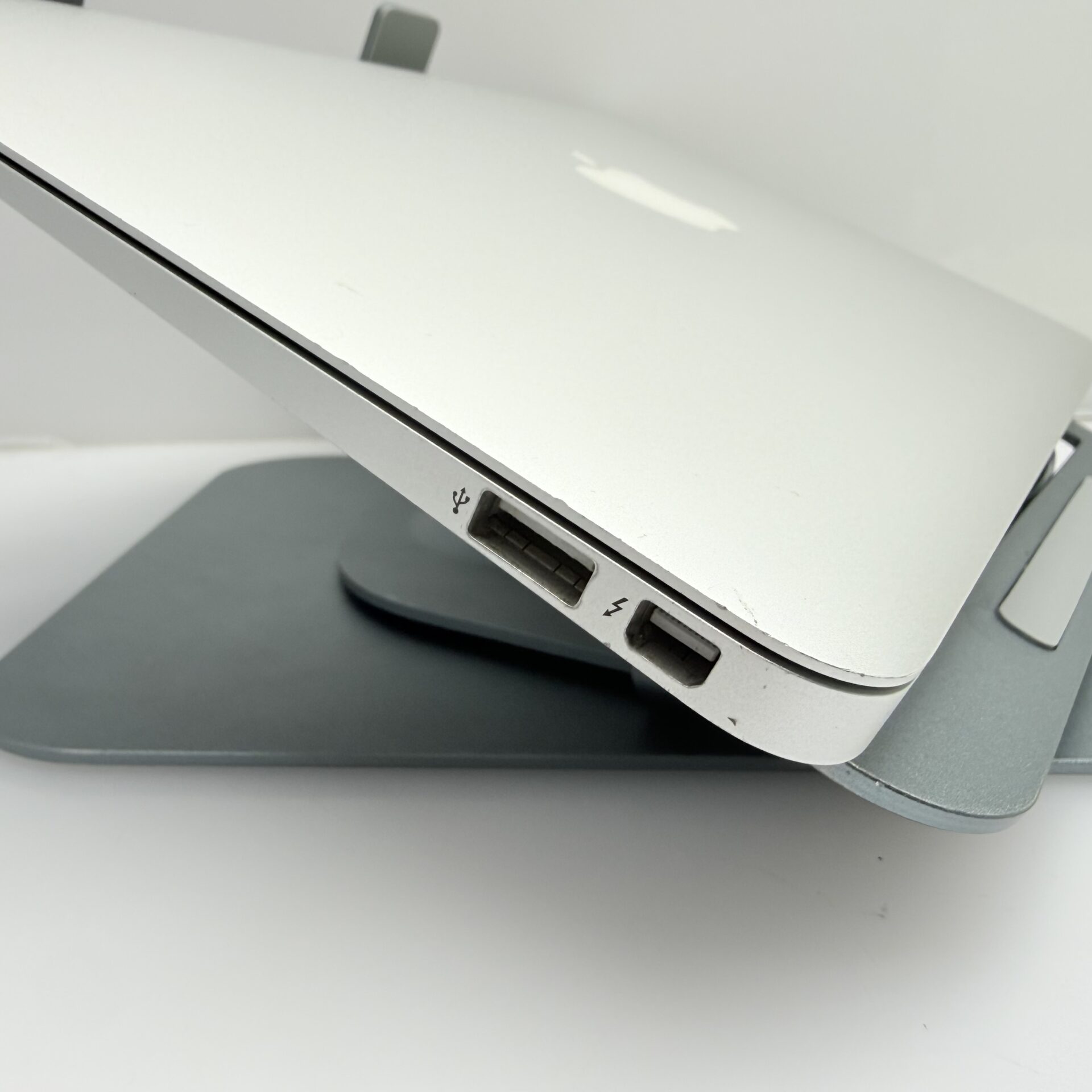Apple MacBook Air 11-inch “Core i5” 1.60GHz (Early 2015) 4GB RAM