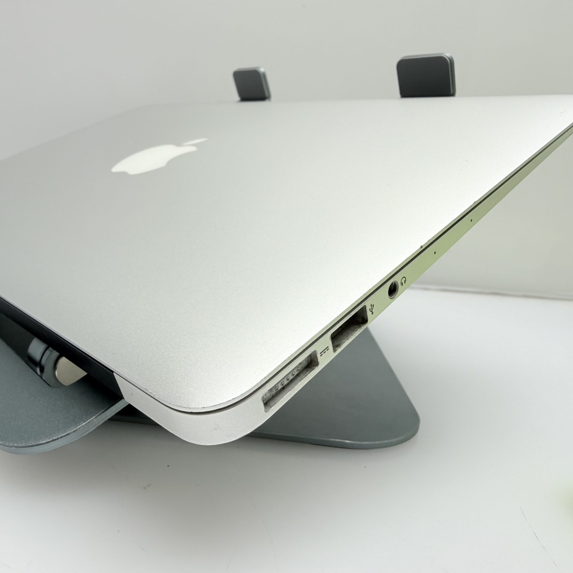 Apple MacBook Air 11-inch “Core i5” 1.60GHz (Early 2015) 4GB RAM