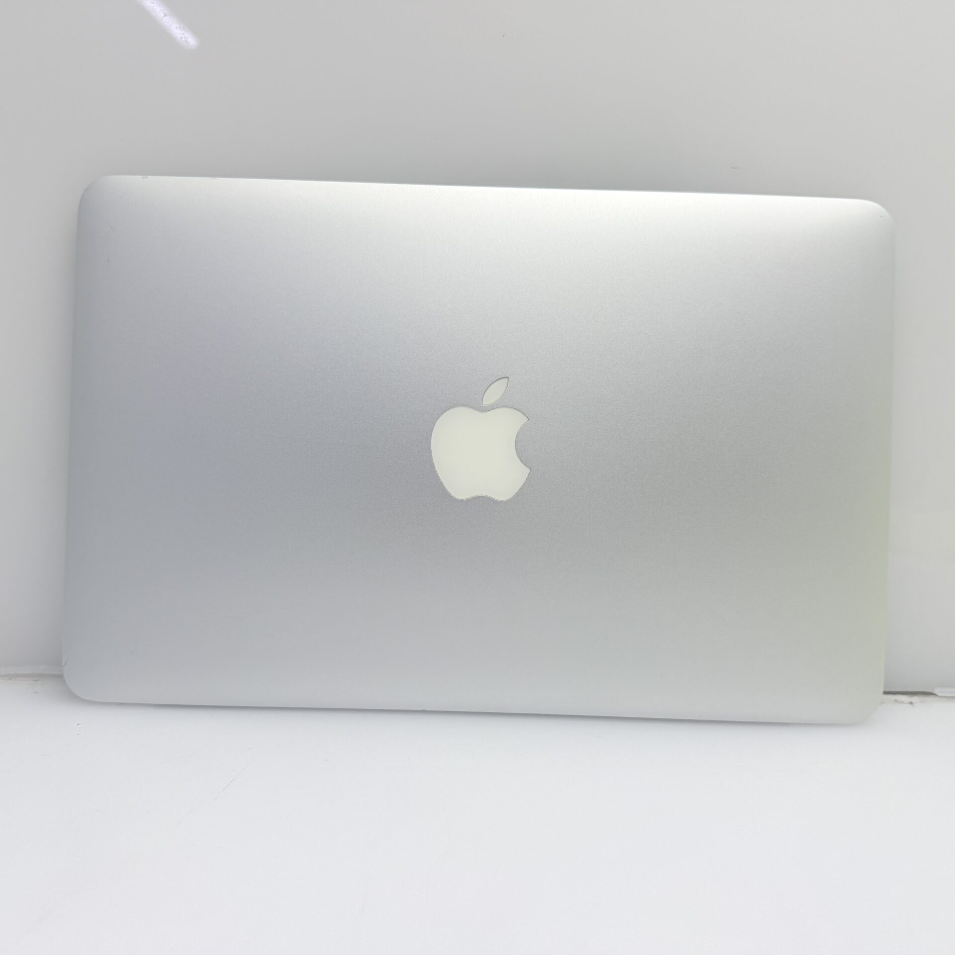 Apple MacBook Air 11-inch “Core i5” 1.60GHz (Early 2015) 4GB RAM