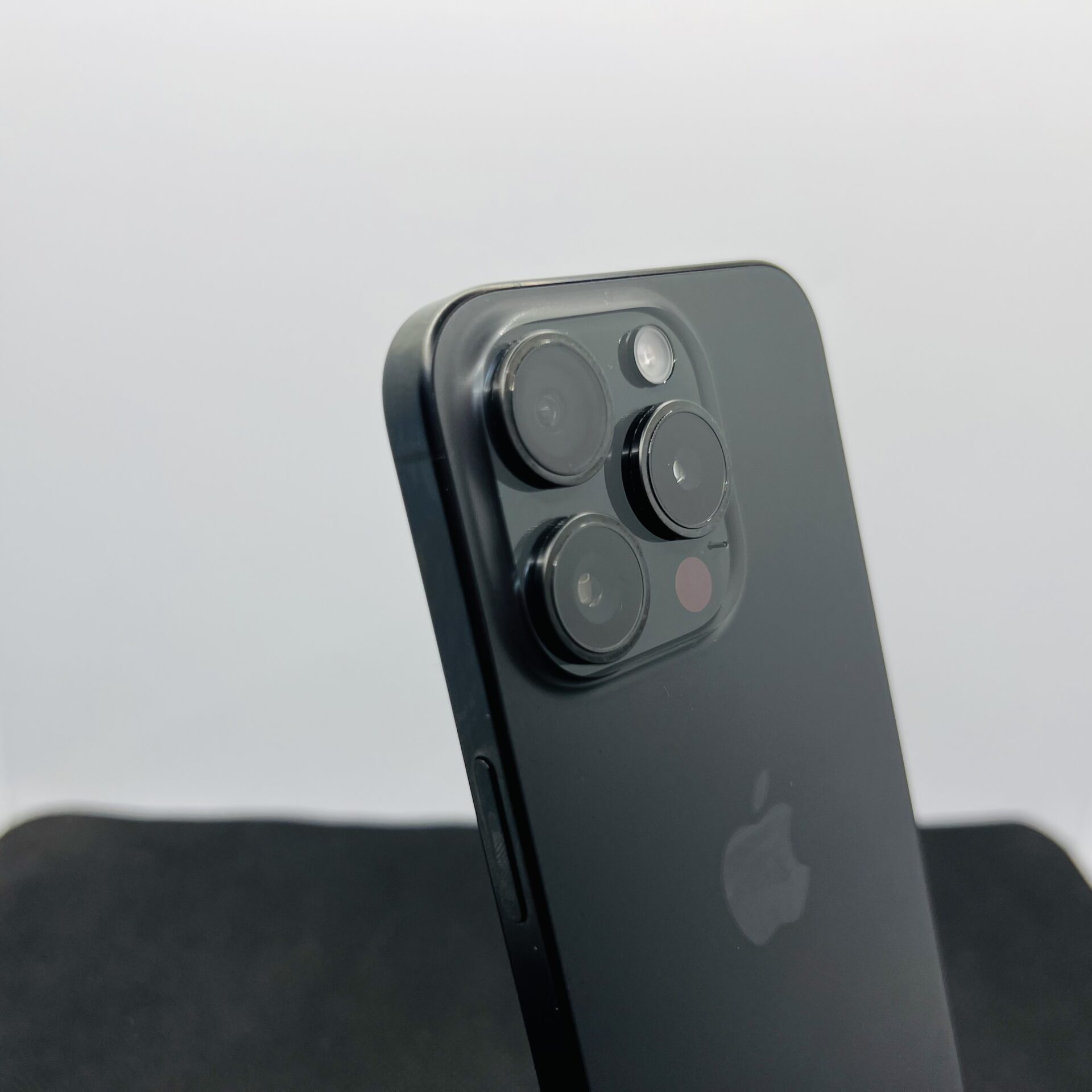 Apple iPhone 15 Pro 256GB Black Titanium – (Grade B) - Image 11