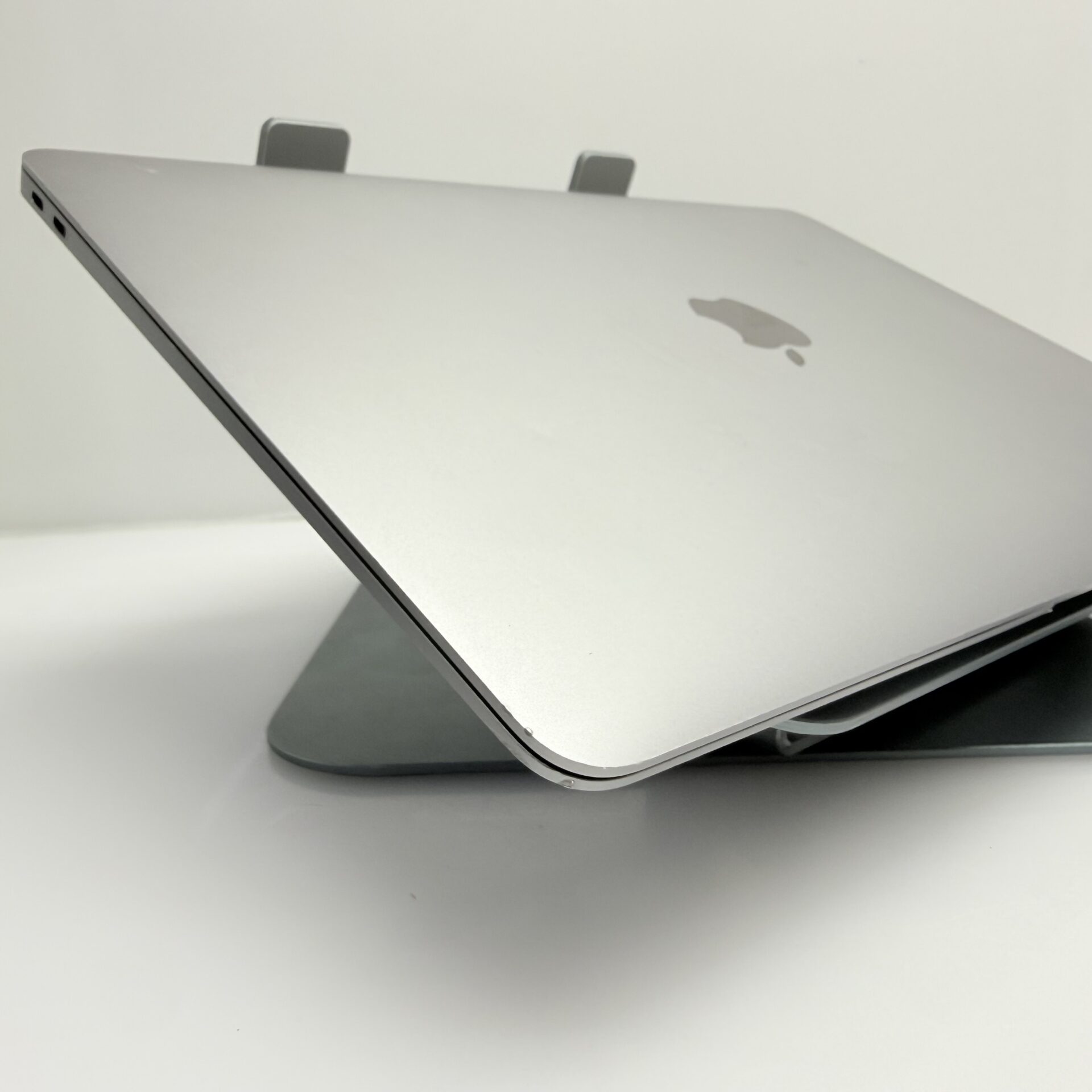 Apple MacBook Air “M1” 13-Inch 8CPU/7GPU (2020) 8GB RAM 256GB