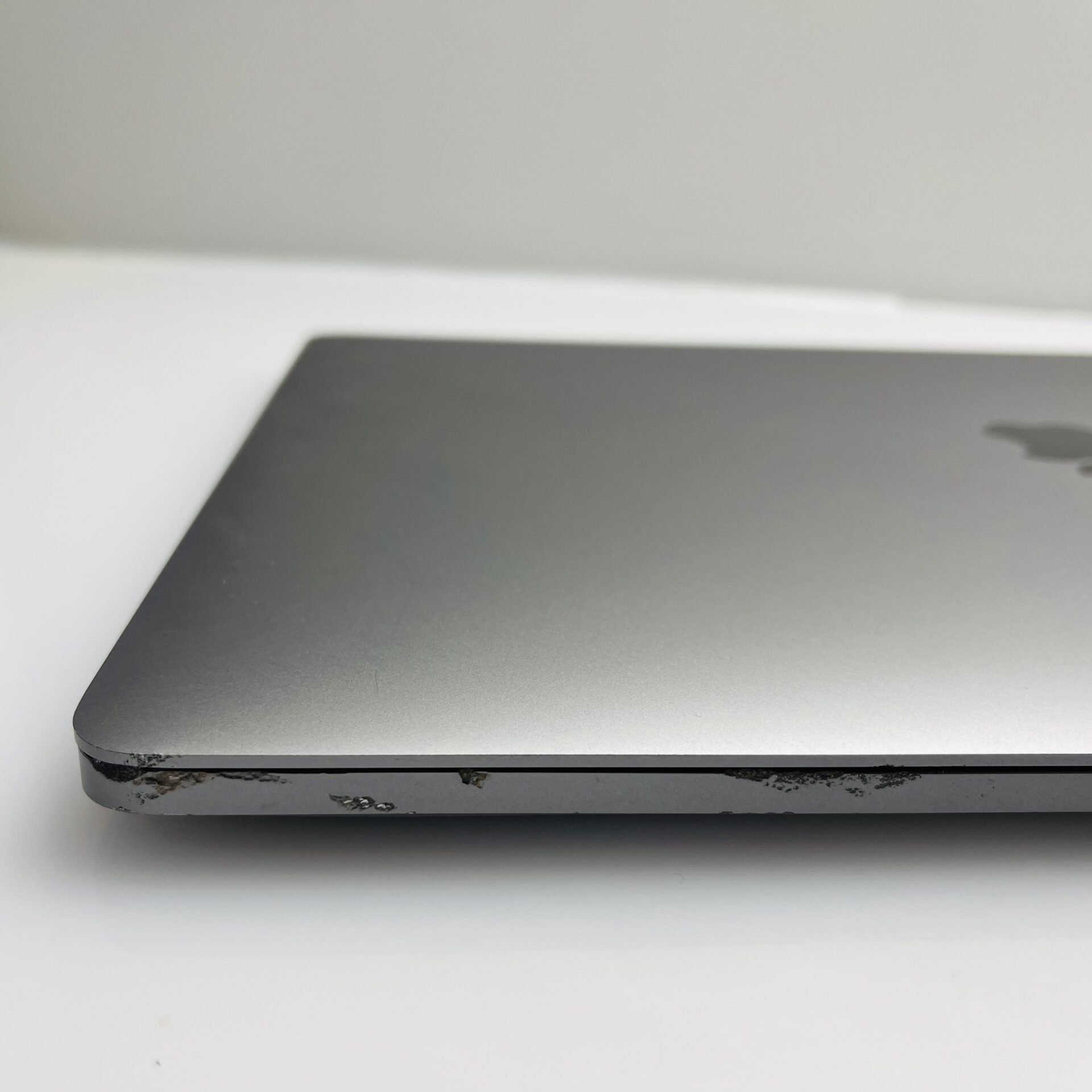 Apple MacBook Pro 15-Inch “Core i7” 2.2GHz (TouchBar/2018) 16GB RAM 256GB SSD Space Gray (Condition: Good) - Bent Casing - Image 11