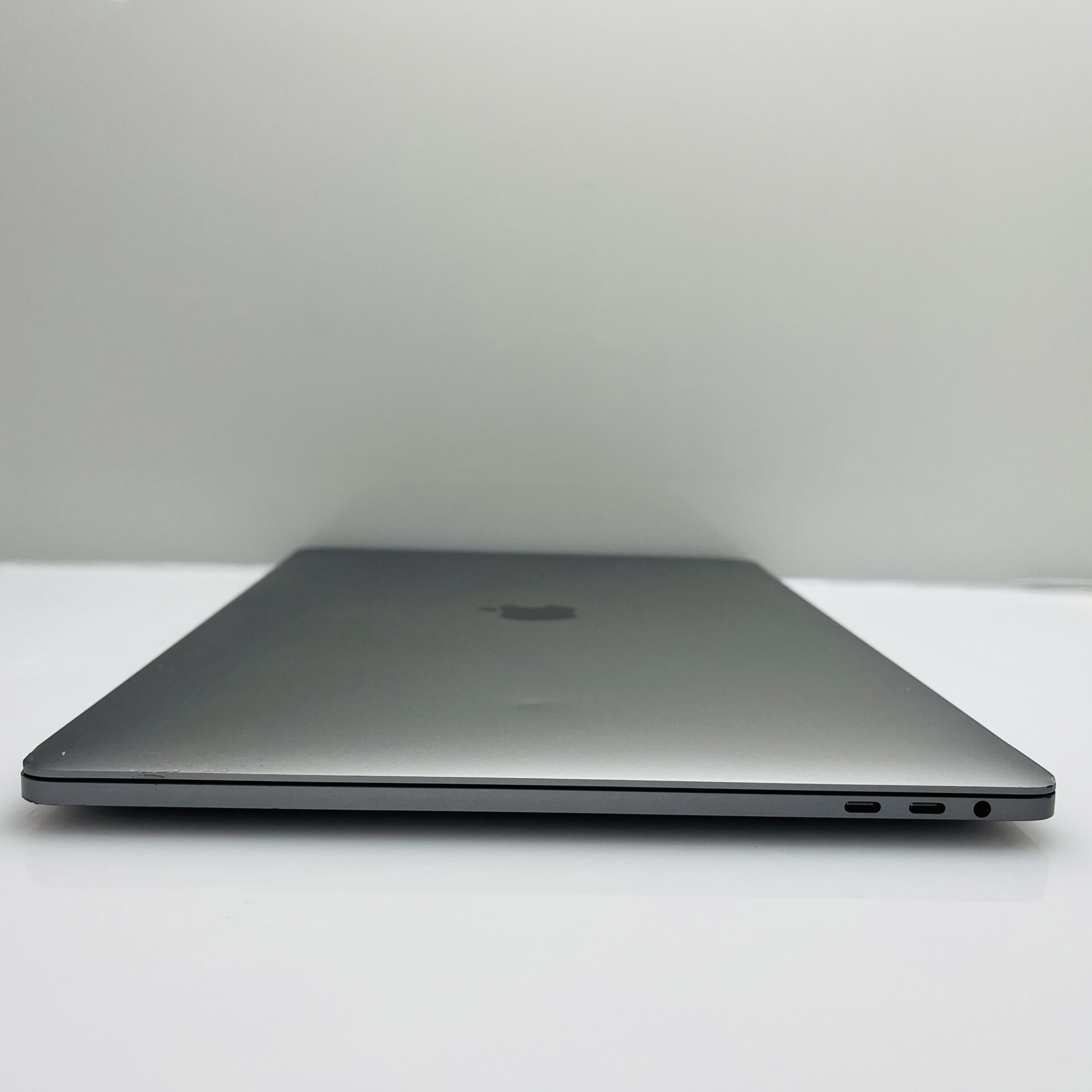Apple MacBook Pro 15-Inch “Core i7” 2.2GHz (TouchBar/2018) 16GB RAM 256GB SSD Space Gray (Condition: Good) - Bent Casing - Image 13