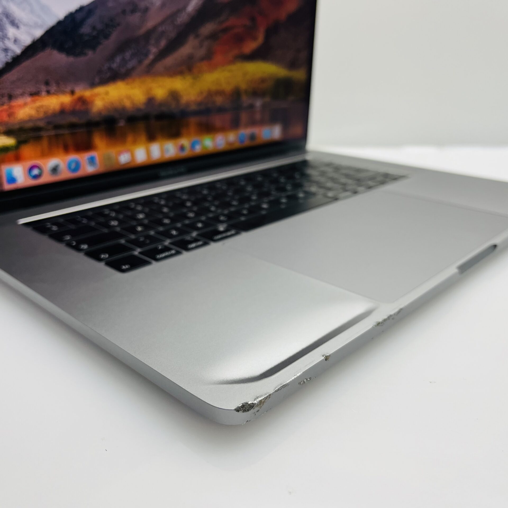 Apple MacBook Pro 15-Inch “Core i7” 2.2GHz (TouchBar/2018) 16GB RAM 256GB SSD Space Gray (Condition: Good) - Bent Casing - Image 4