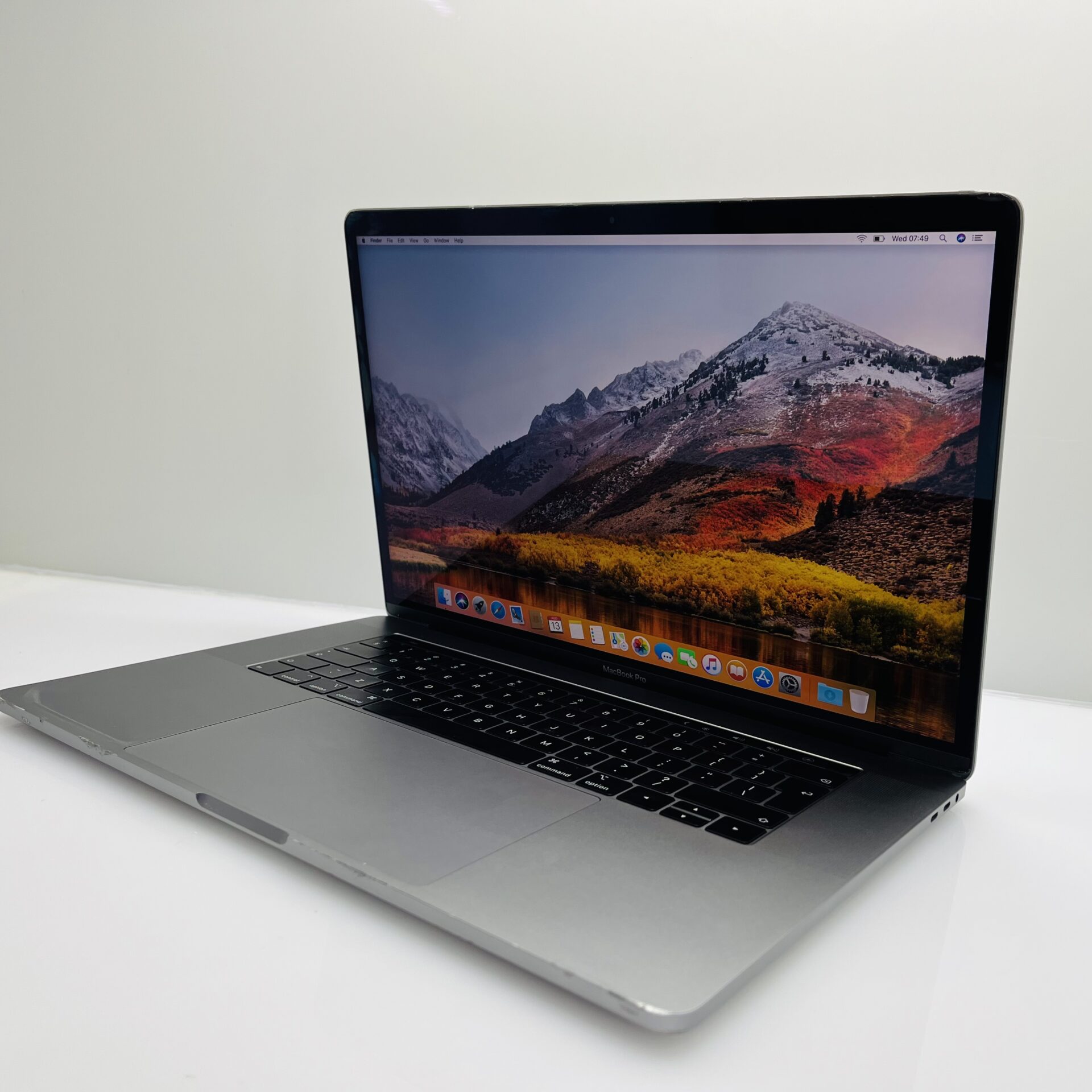 Apple MacBook Pro 15-Inch “Core i7” 2.2GHz (TouchBar/2018) 16GB RAM 256GB SSD Space Gray (Condition: Good) - Bent Casing - Image 6
