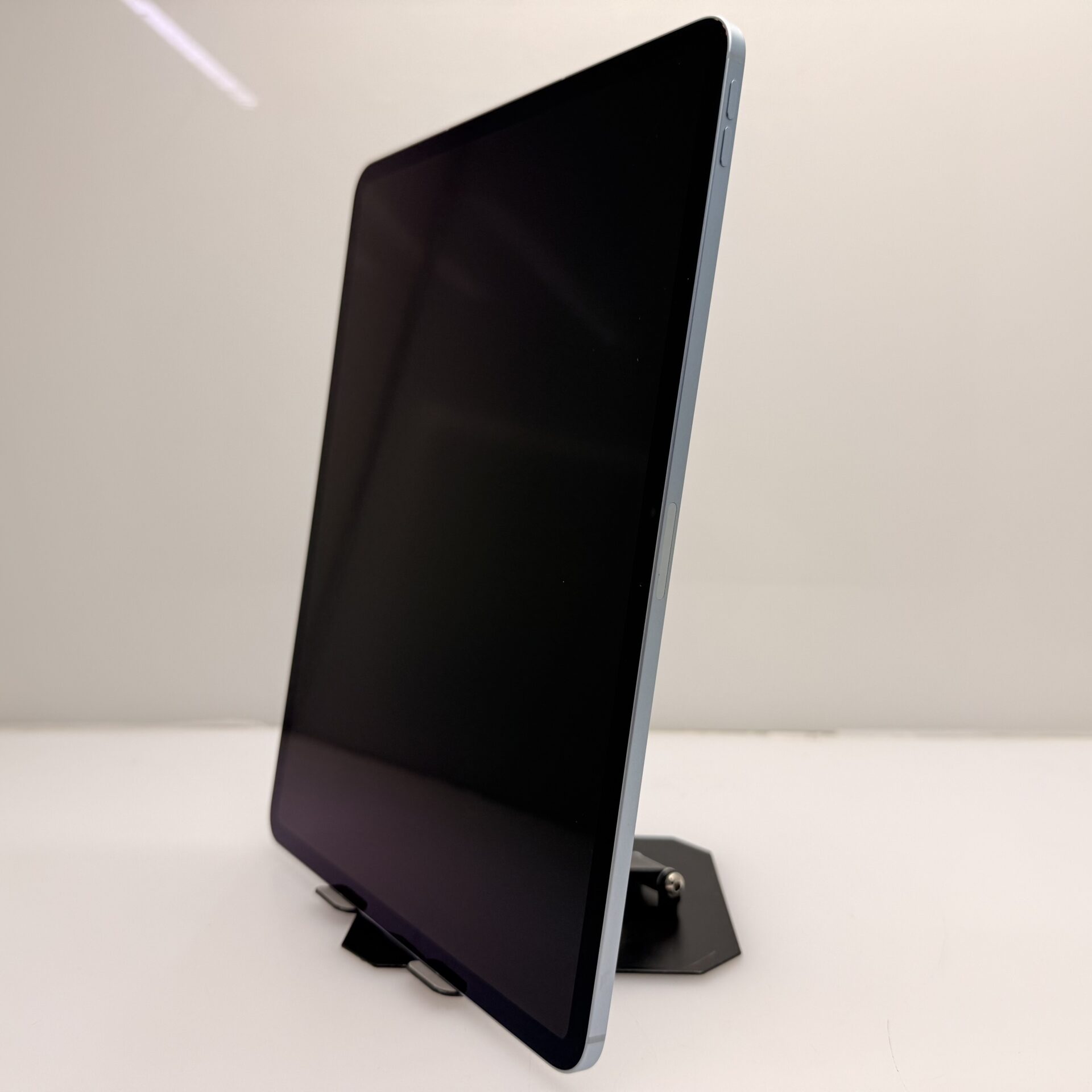 Apple iPad Air 13″ M2 (Wifi Only) 128GB Blue - (Grade B) - Image 5