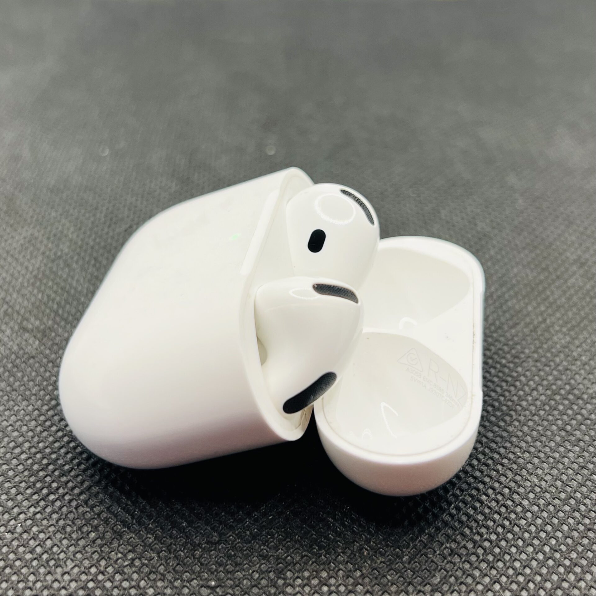Apple AirPods 4th Gen White - (Grade B) - Image 4