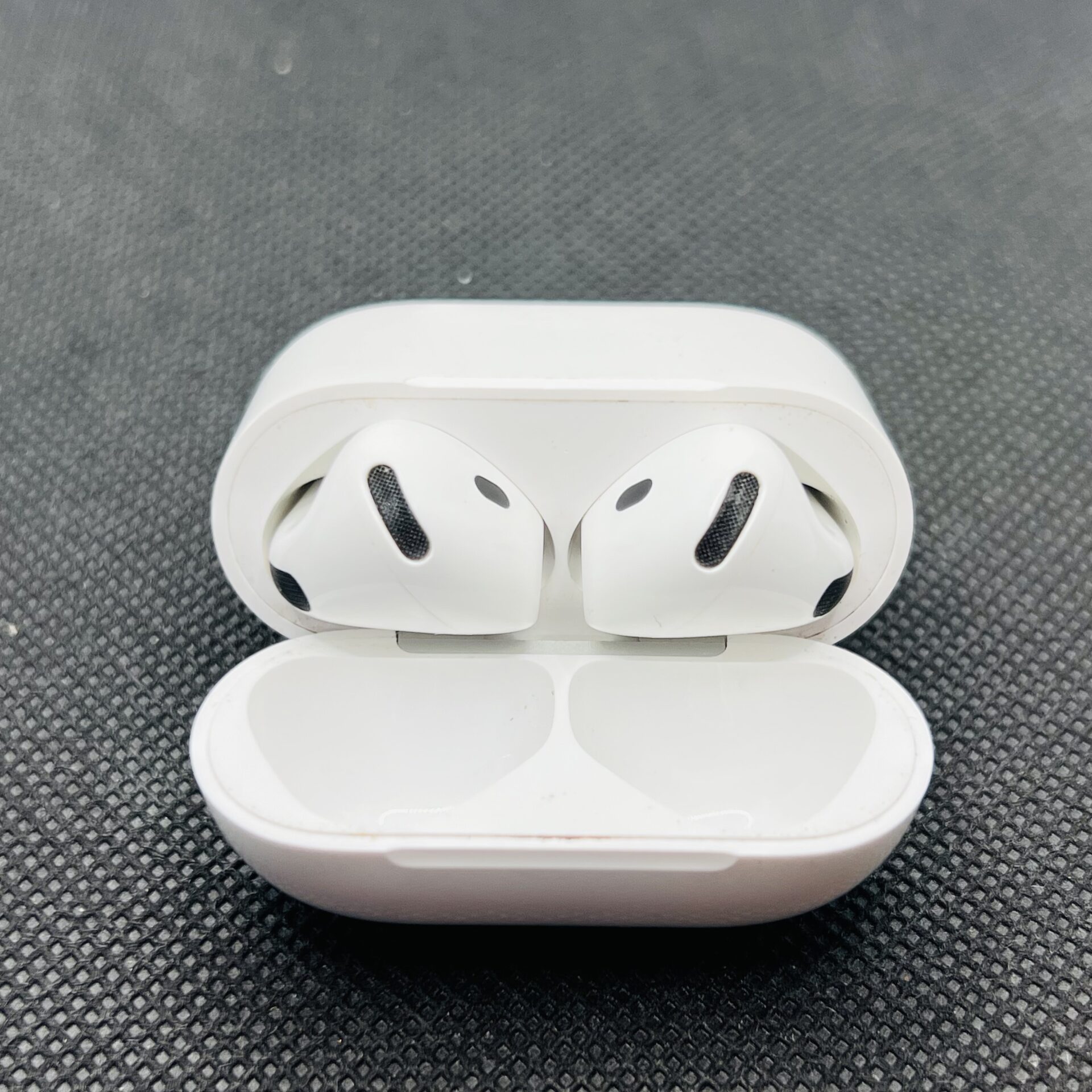 Apple AirPods 4th Gen White - (Grade B) - Image 3