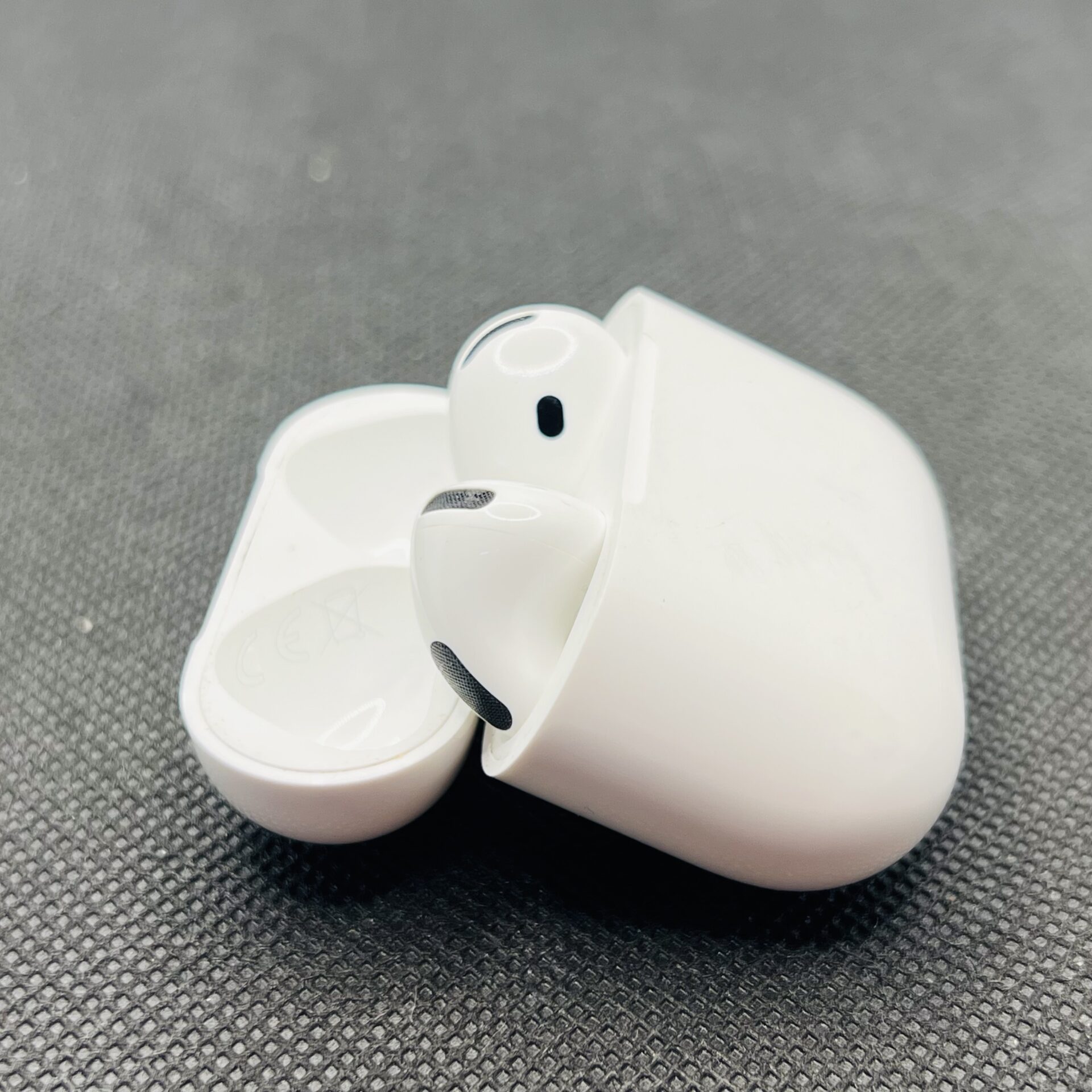 Apple AirPods 4th Gen White - (Grade B) - Image 6