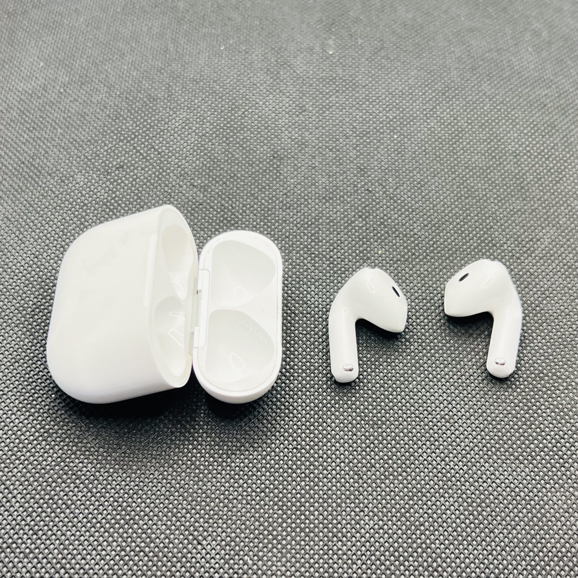 Apple AirPods 4th Gen White - (Grade B) - Image 5