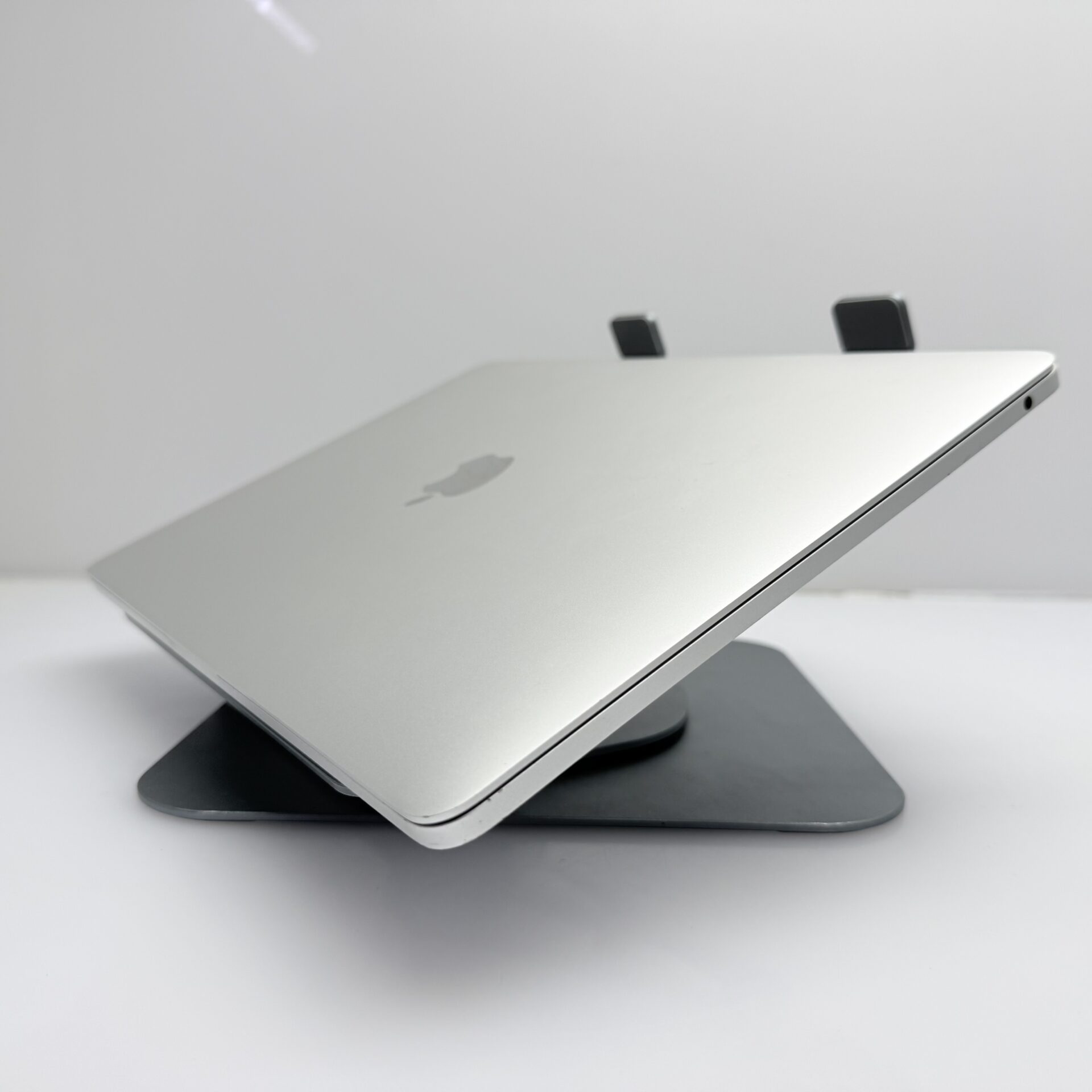 MacBook Pro 13-Inch “Core i5” 2.3GHz (2017) 8GB RAM 128GB SSD