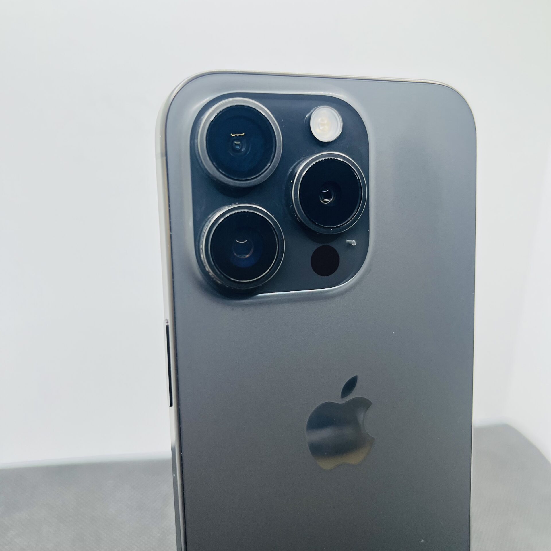 Apple iPhone 15 Pro 256GB Black Titanium (Condition: Excellent) - Image 7