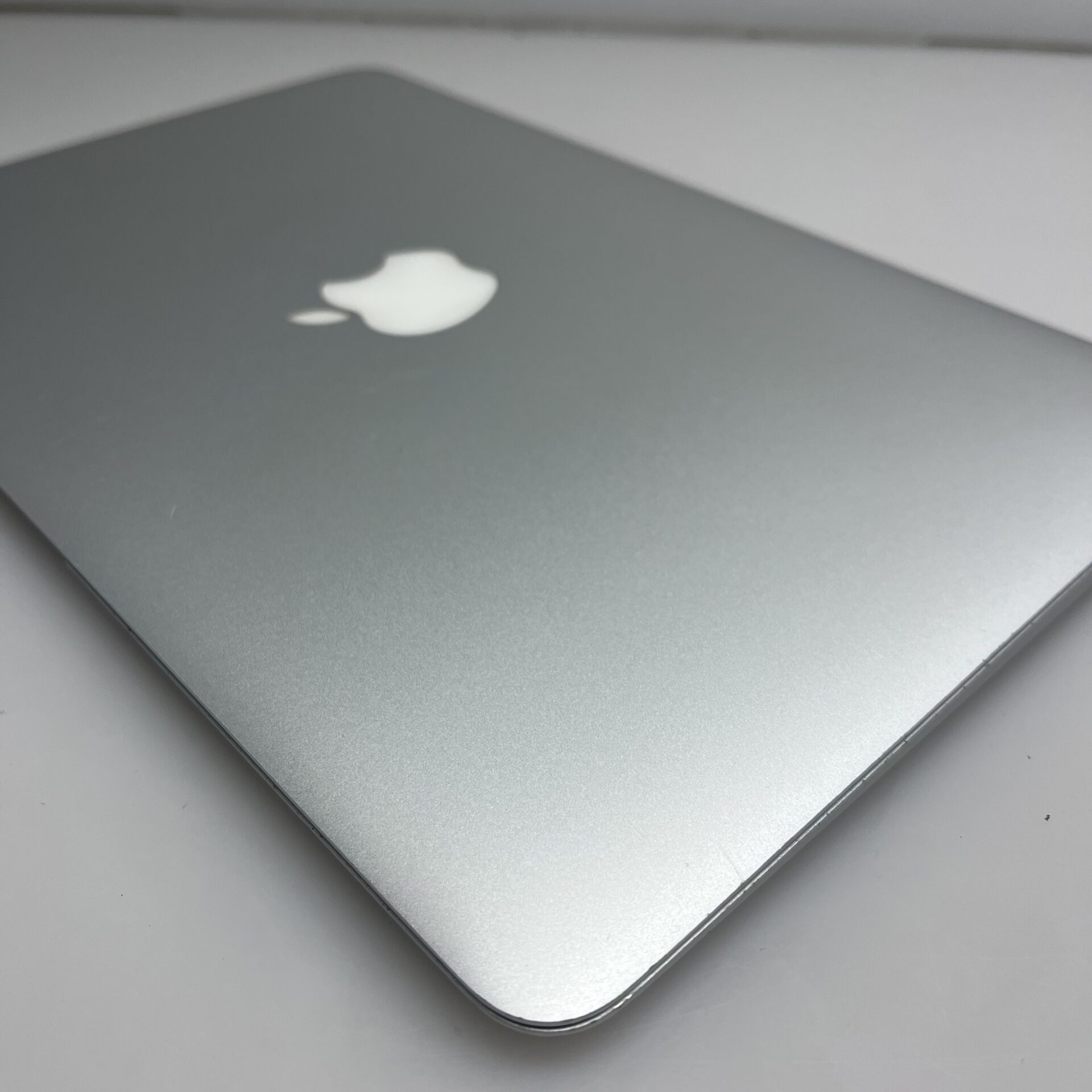 Apple MacBook Air 11-Inch "Core i5" 1.6GHz (Early 2015) 4GB RAM 256GB SSD Silver (Condition: Good) - Image 9