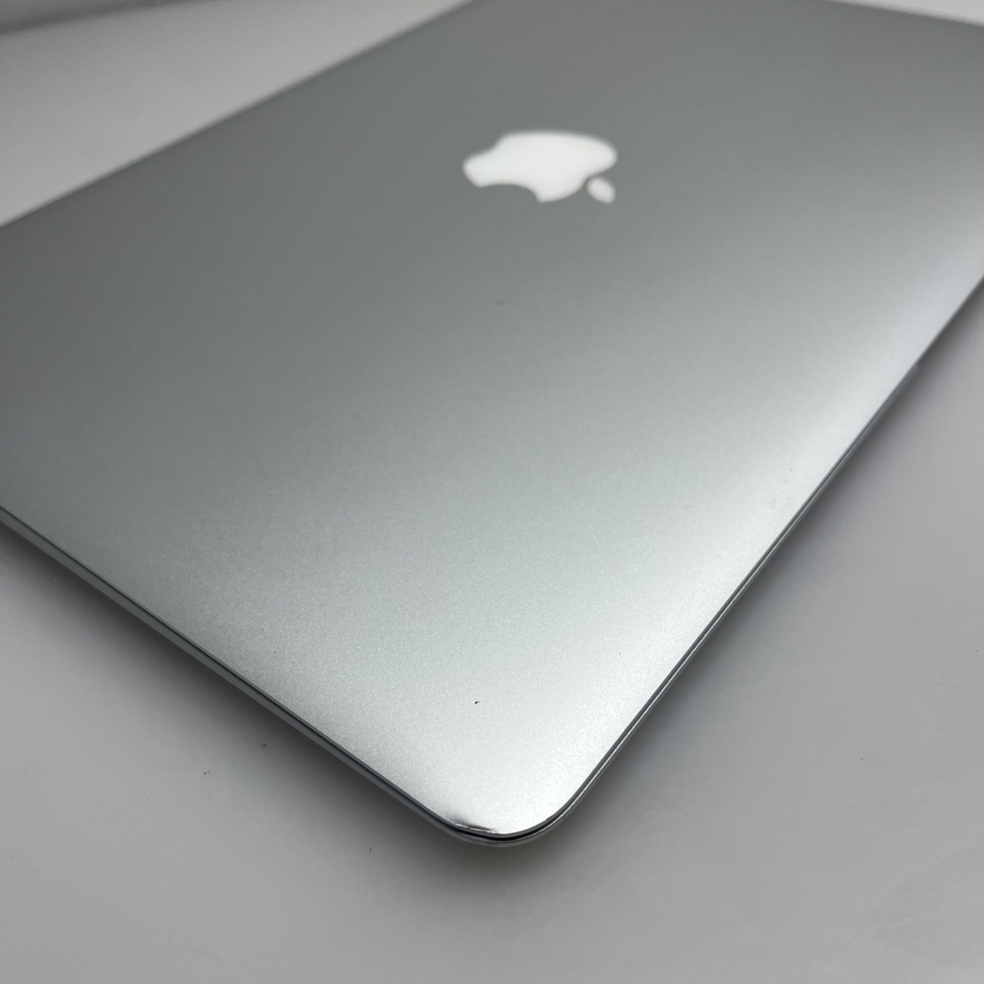 Apple MacBook Air 13-Inch "Core i5" 1,6GHz (2017) 8GB RAM 128GB SSD Silver (Condition: Good) - Image 8