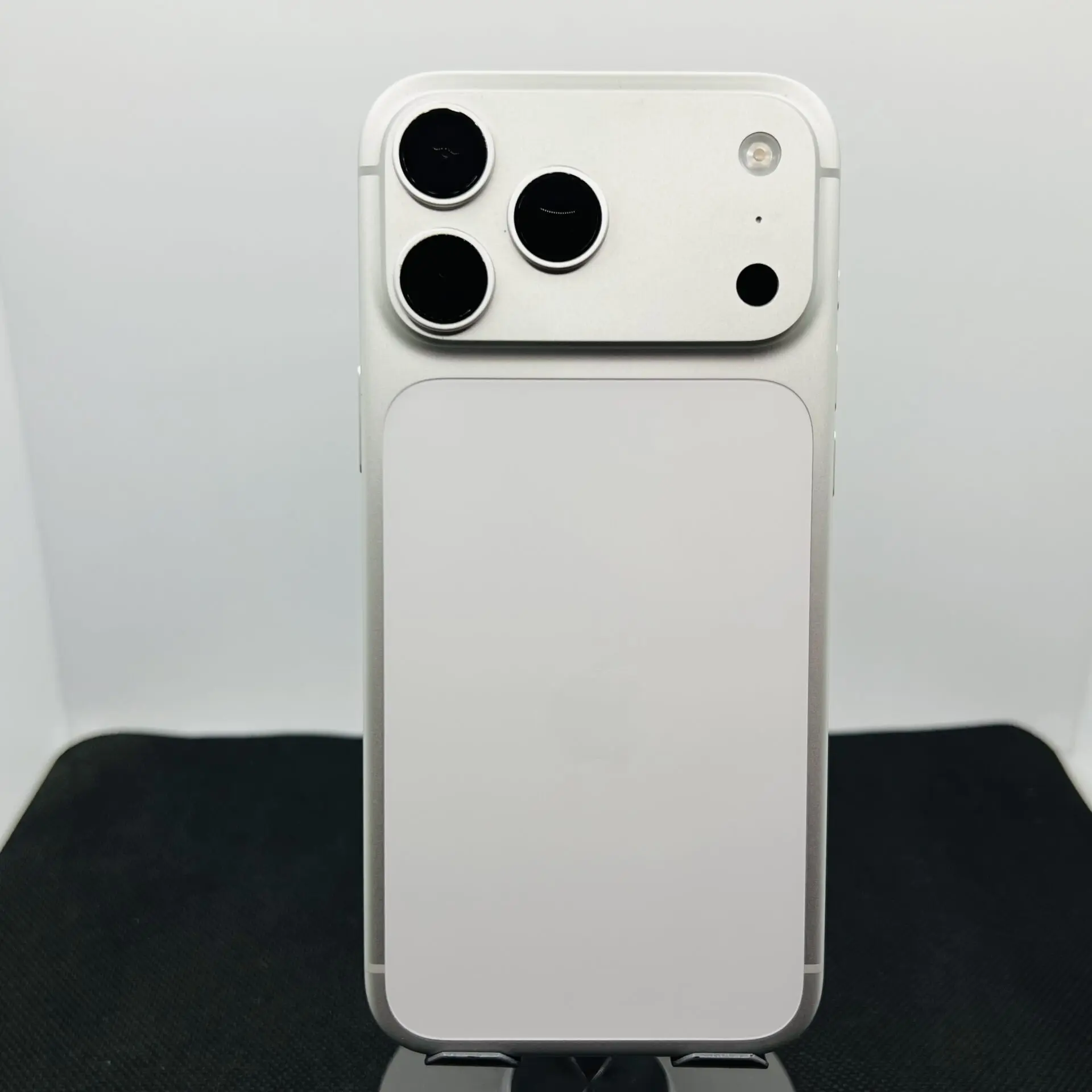 Apple iPhone 17 Pro Max 256GB Silver (Condition: Excellent) - Image 9