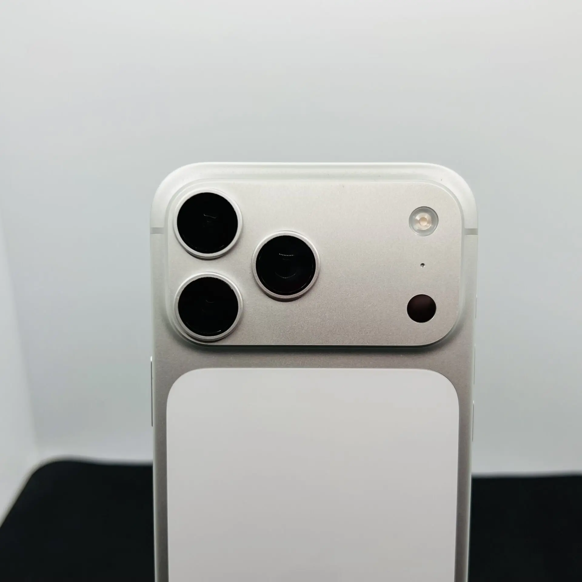 Apple iPhone 17 Pro Max 256GB Silver (Condition: Excellent) - Image 11