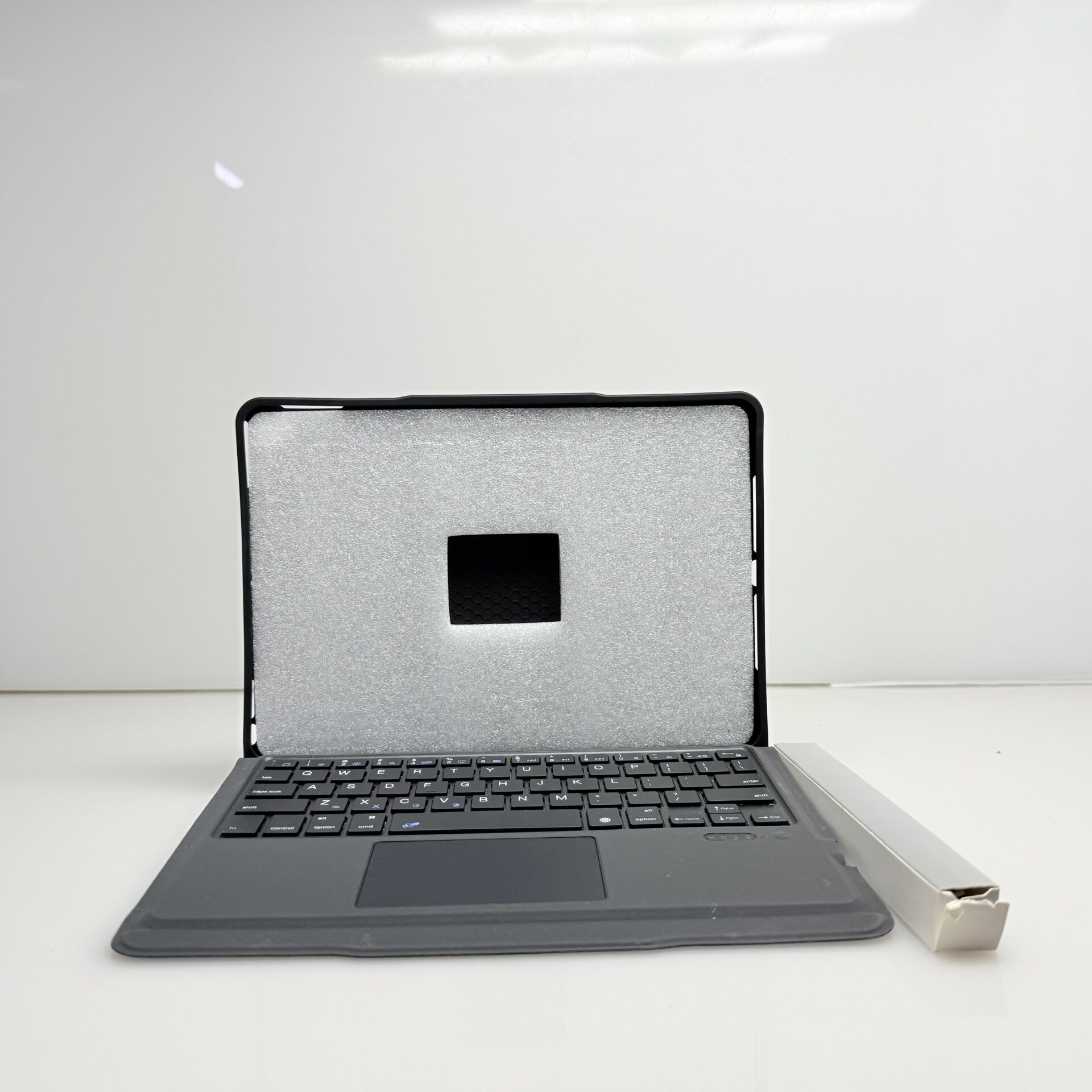 BODY GLOVE Bluetooth Keyboard For iPad 10.2" (2021/2020/2019) / Air 2019 / Pro 10.5" Black (Condition: Excellent) - Image 5