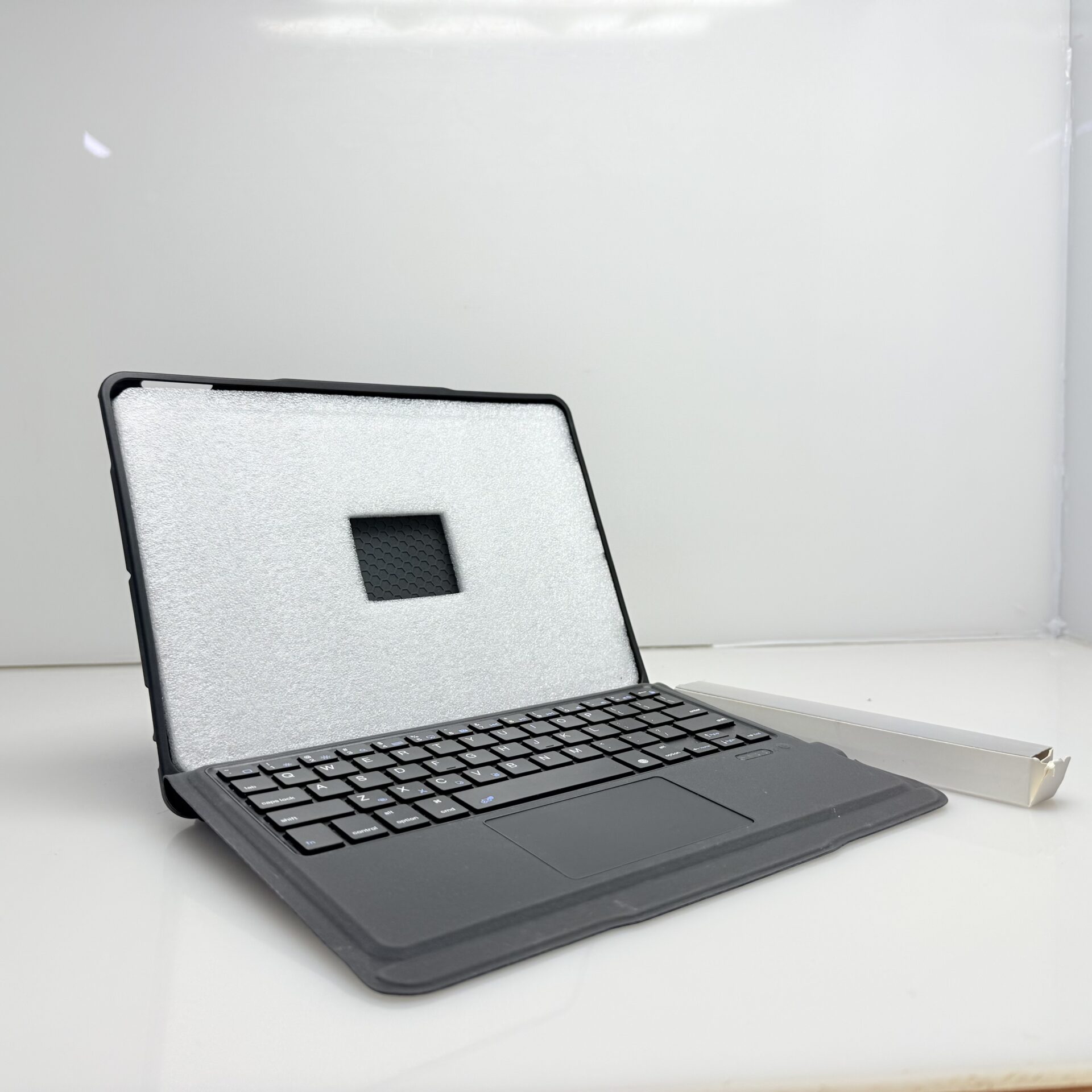 BODY GLOVE Bluetooth Keyboard For iPad 10.2" (2021/2020/2019) / Air 2019 / Pro 10.5" Black (Condition: Excellent) - Image 4