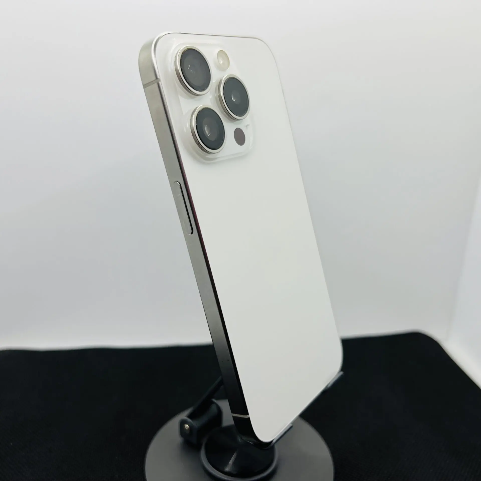Apple iPhone 15 Pro 1TB White Titanium (Condition: Good) - Image 9