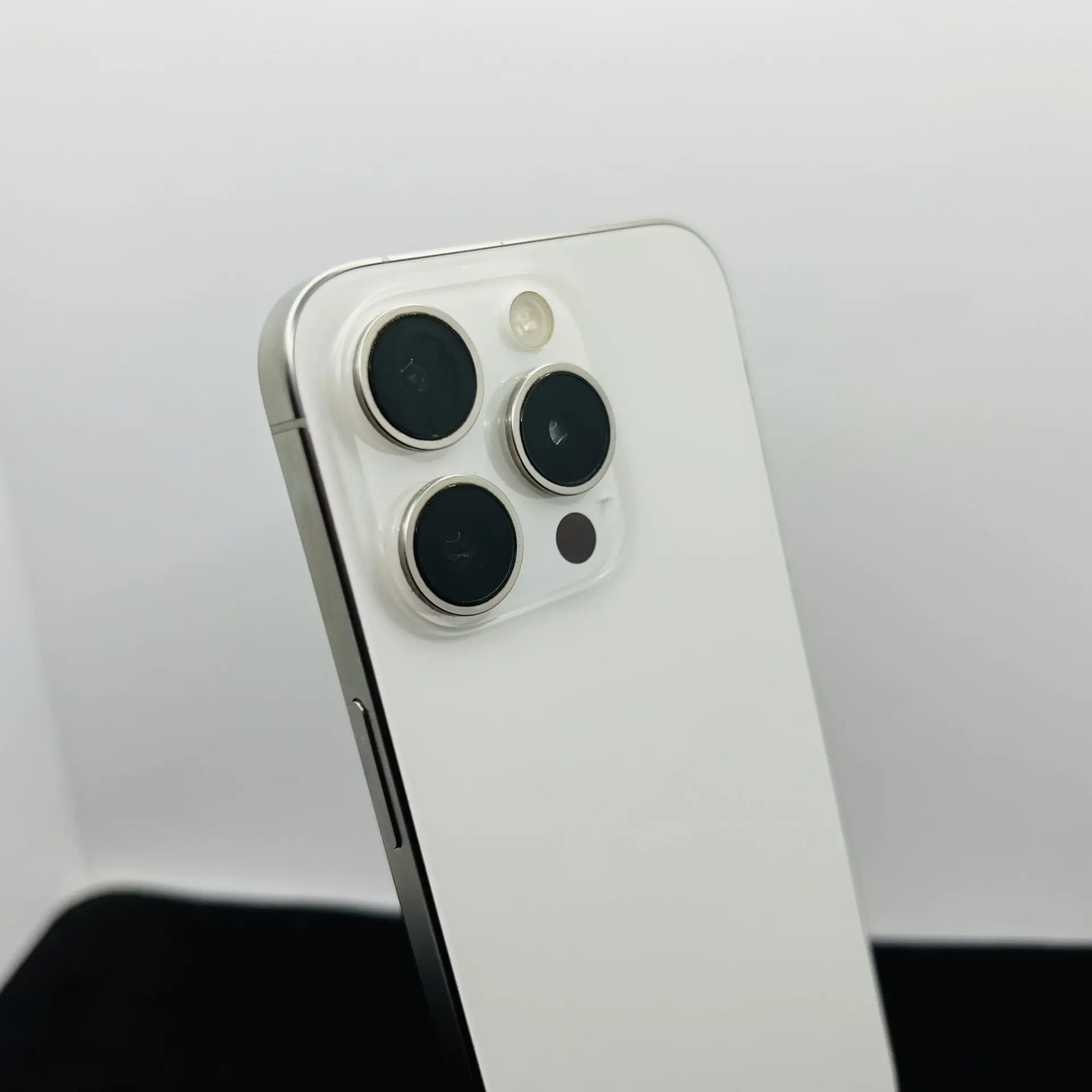Apple iPhone 15 Pro 1TB White Titanium (Condition: Good) - Image 10