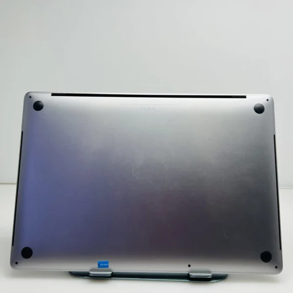 Apple MacBook Pro 16-Inch “Core i7” 2.6 GHz (TouchBar, 2019) 16GB