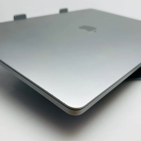 Apple MacBook Pro 16-Inch “Core i7” 2.6 GHz (TouchBar, 2019) 16GB
