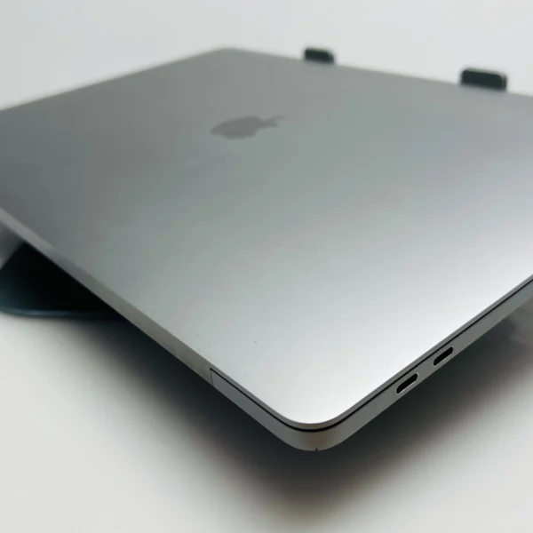 Apple MacBook Pro 16-Inch “Core i7” 2.6 GHz (TouchBar, 2019) 16GB