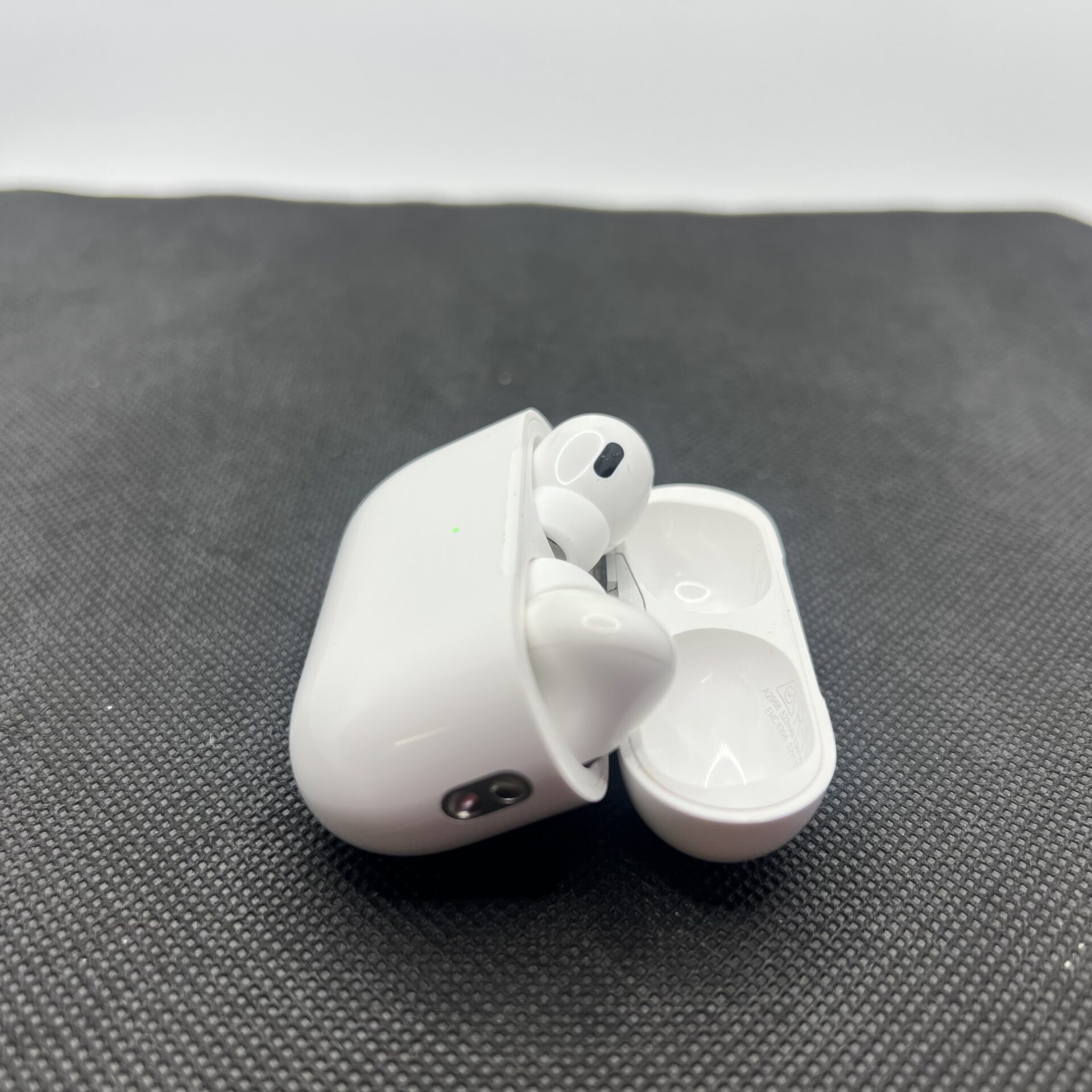 Apple AirPods Pro 2nd Gen White (Condition: Good) - Image 4